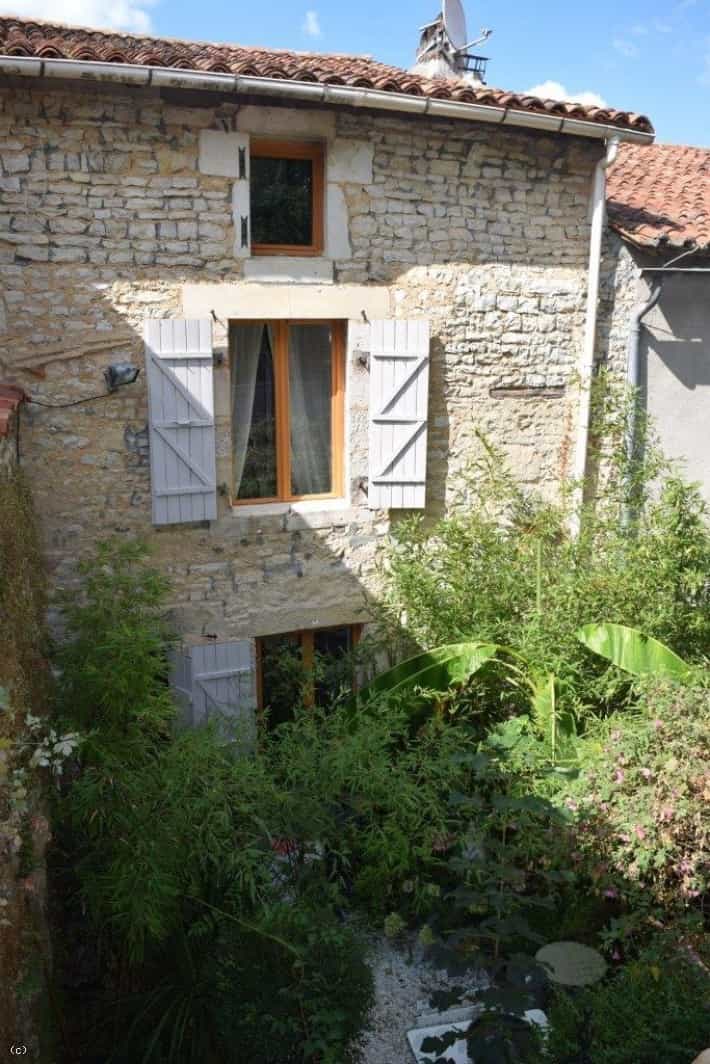Huis in Verteuil-sur-Charente, Nouvelle-Aquitaine 12340247