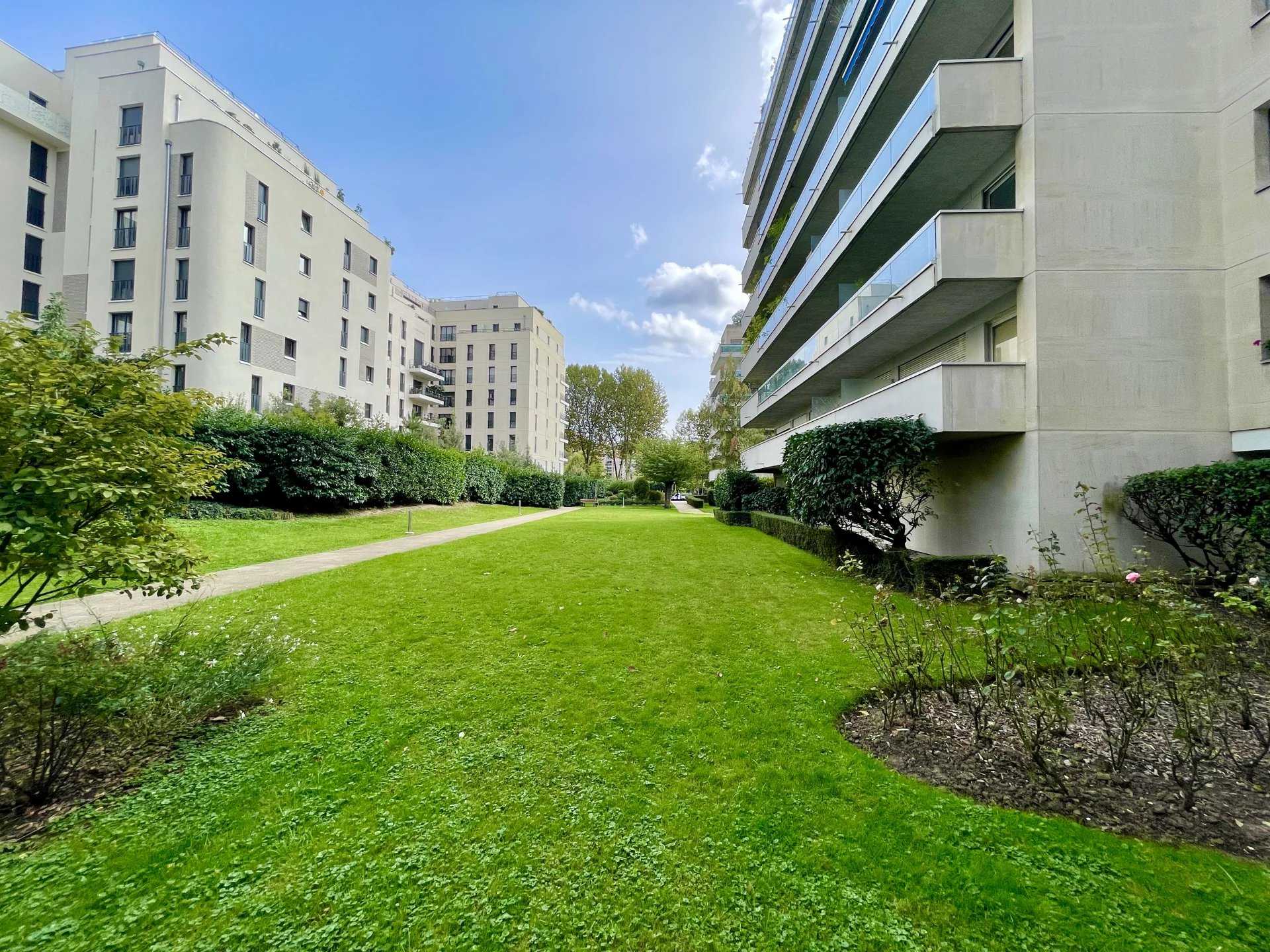 Condominium in Neuilly-sur-Seine, Hauts-de-Seine 12342445