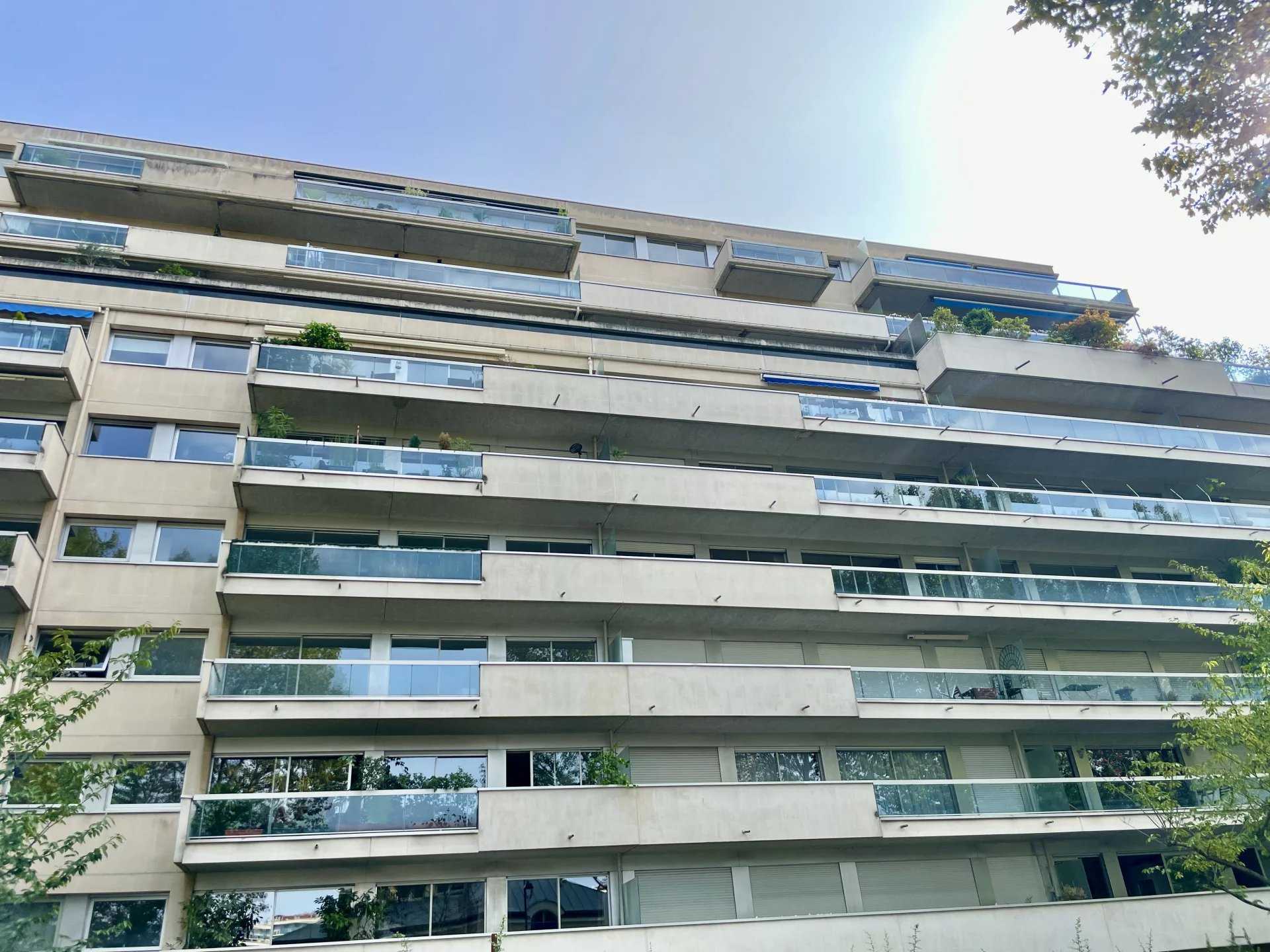 Condominium in Neuilly-sur-Seine, Hauts-de-Seine 12342445
