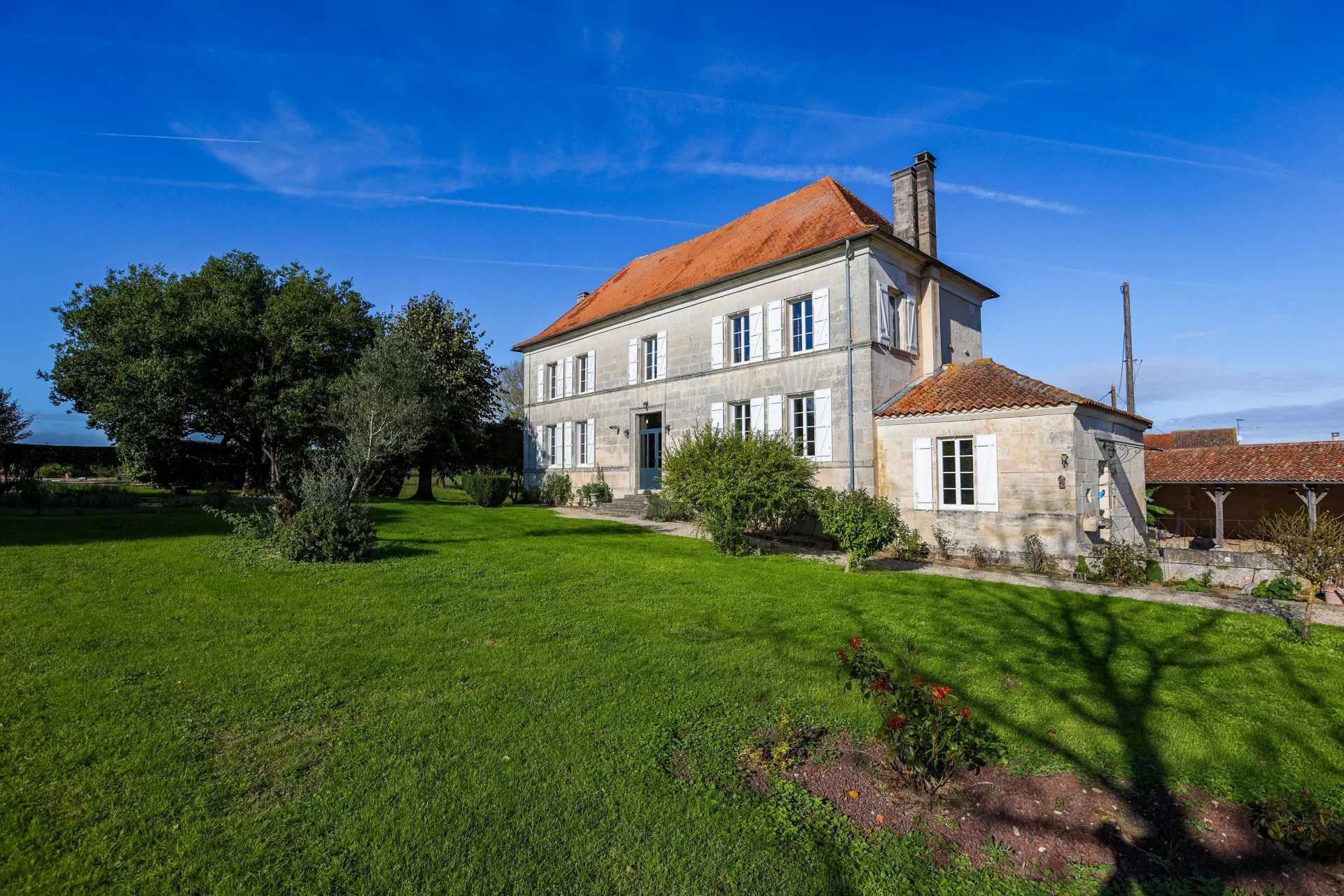 House in Barbezieux-Saint-Hilaire, Nouvelle-Aquitaine 12344871