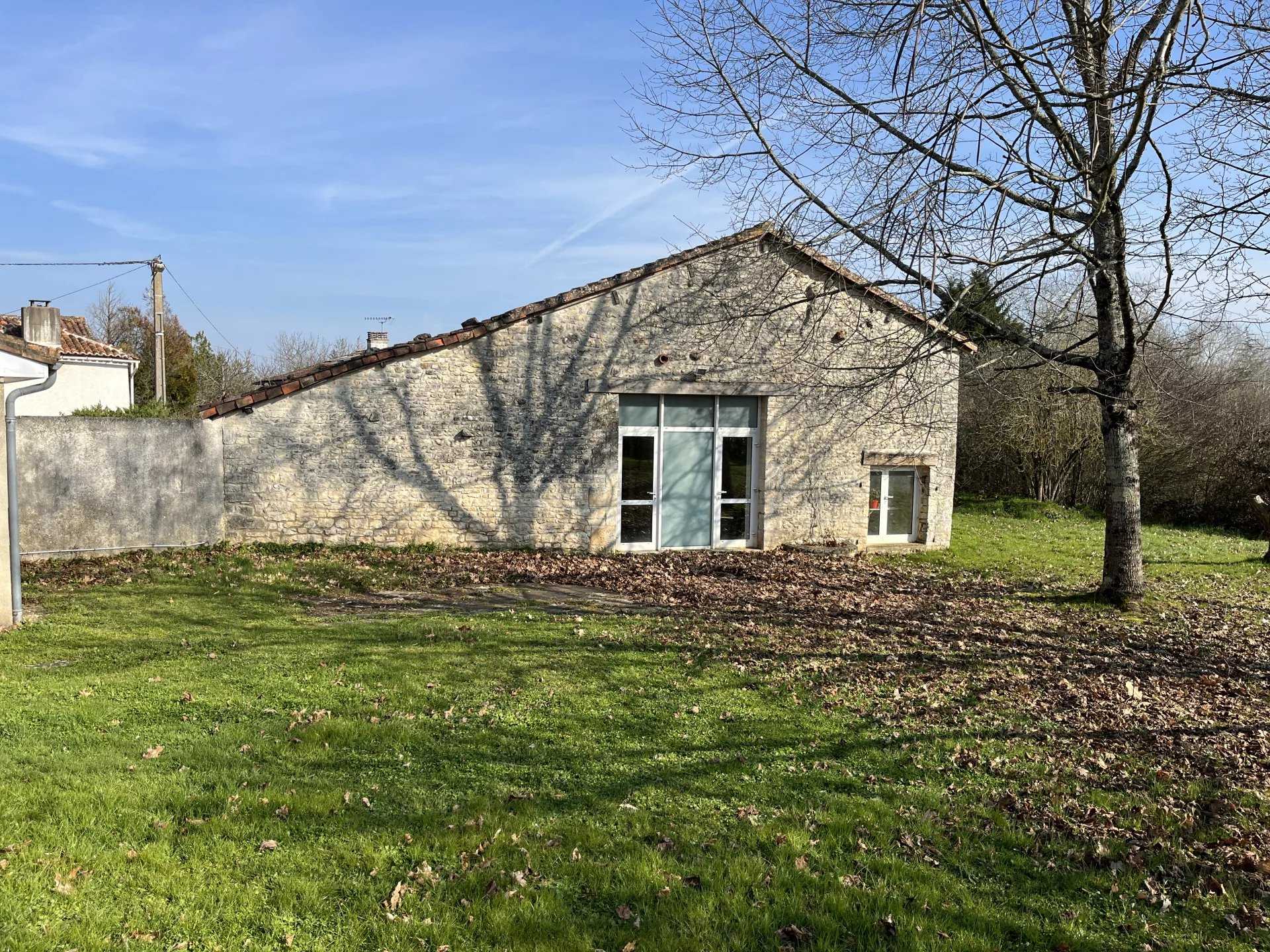 Huis in Chasseneuil-sur-Bonnieure, Nouvelle-Aquitanië 12344879