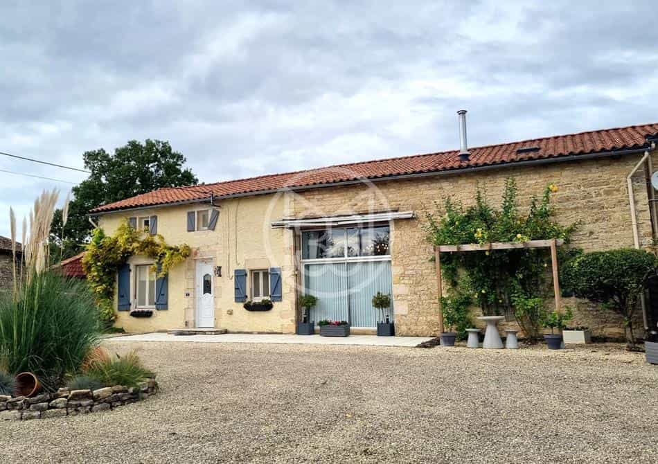 بيت في Chaunay, Nouvelle-Aquitaine 12347135