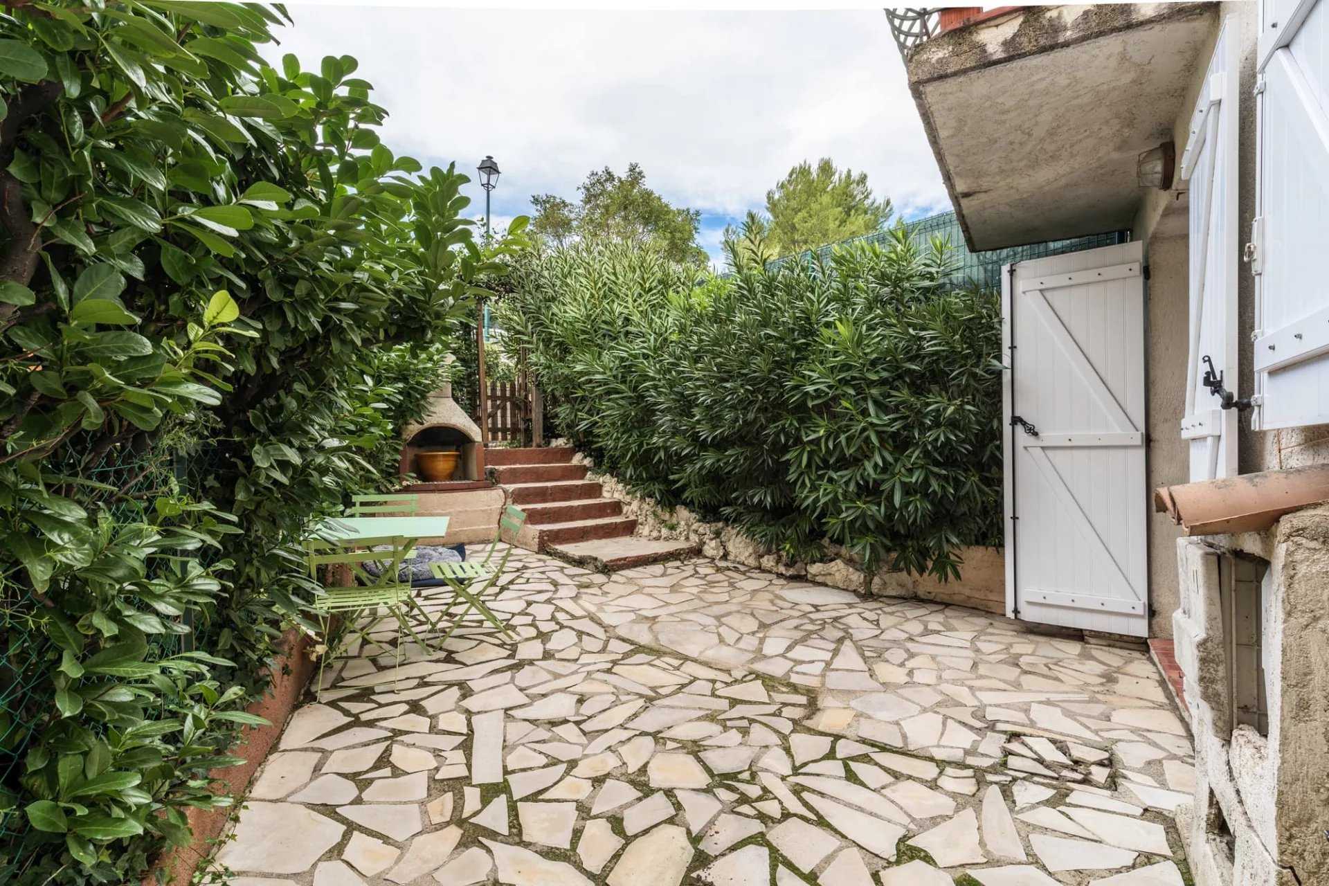 Talo sisään Villeneuve-Loubet, Provence-Alpes-Cote d'Azur 12348003