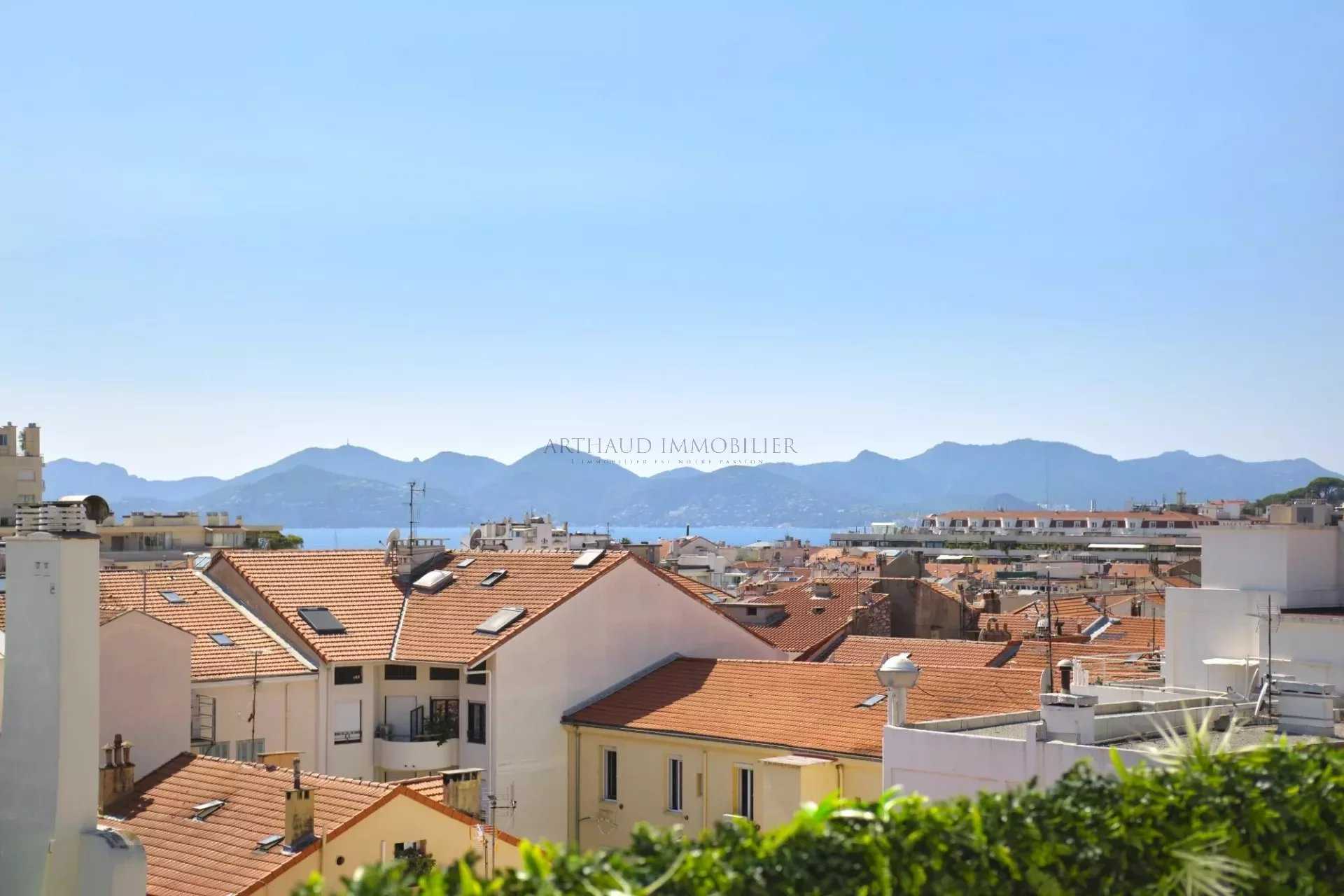 Condominium in Cannes, Provence-Alpes-Côte d'Azur 12348077