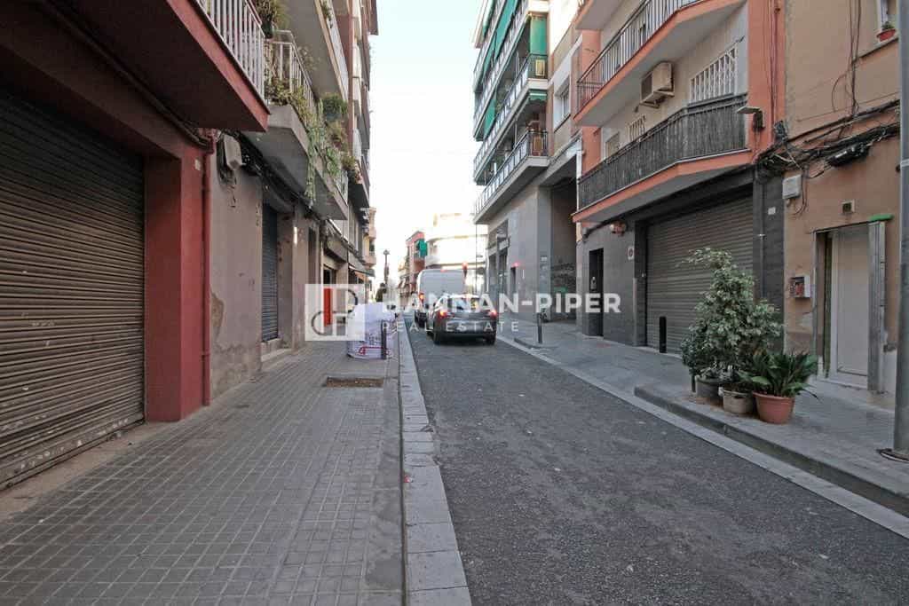 Condominium in San Adriaan de Besos, Catalonië 12348399