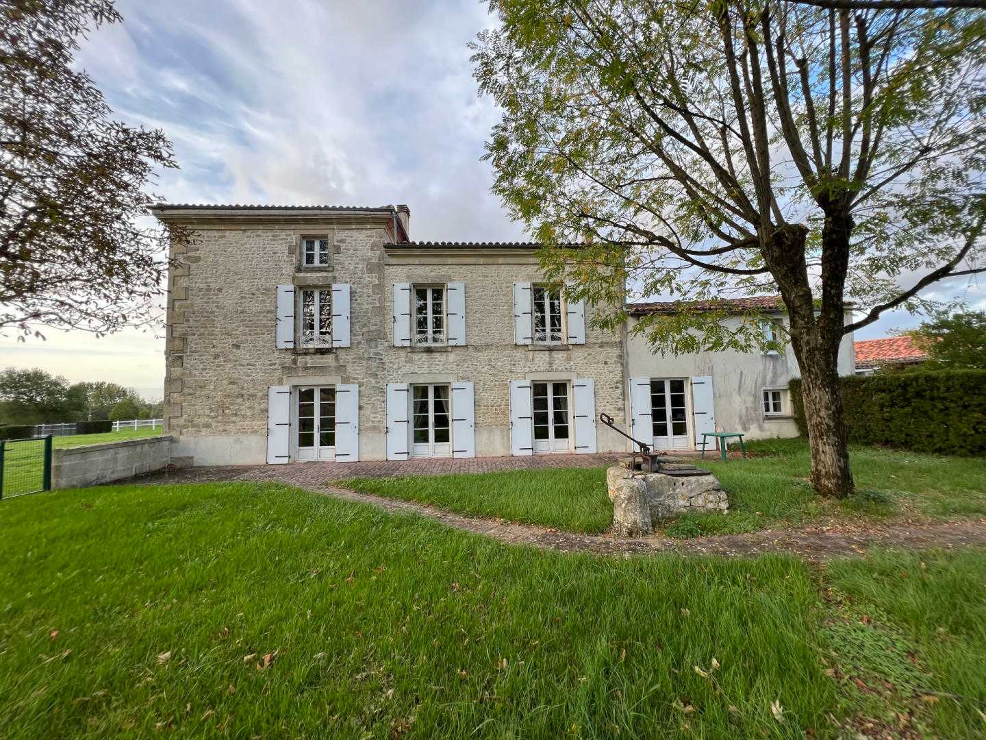 房子 在 Saint-Savinien, Nouvelle-Aquitaine 12350499