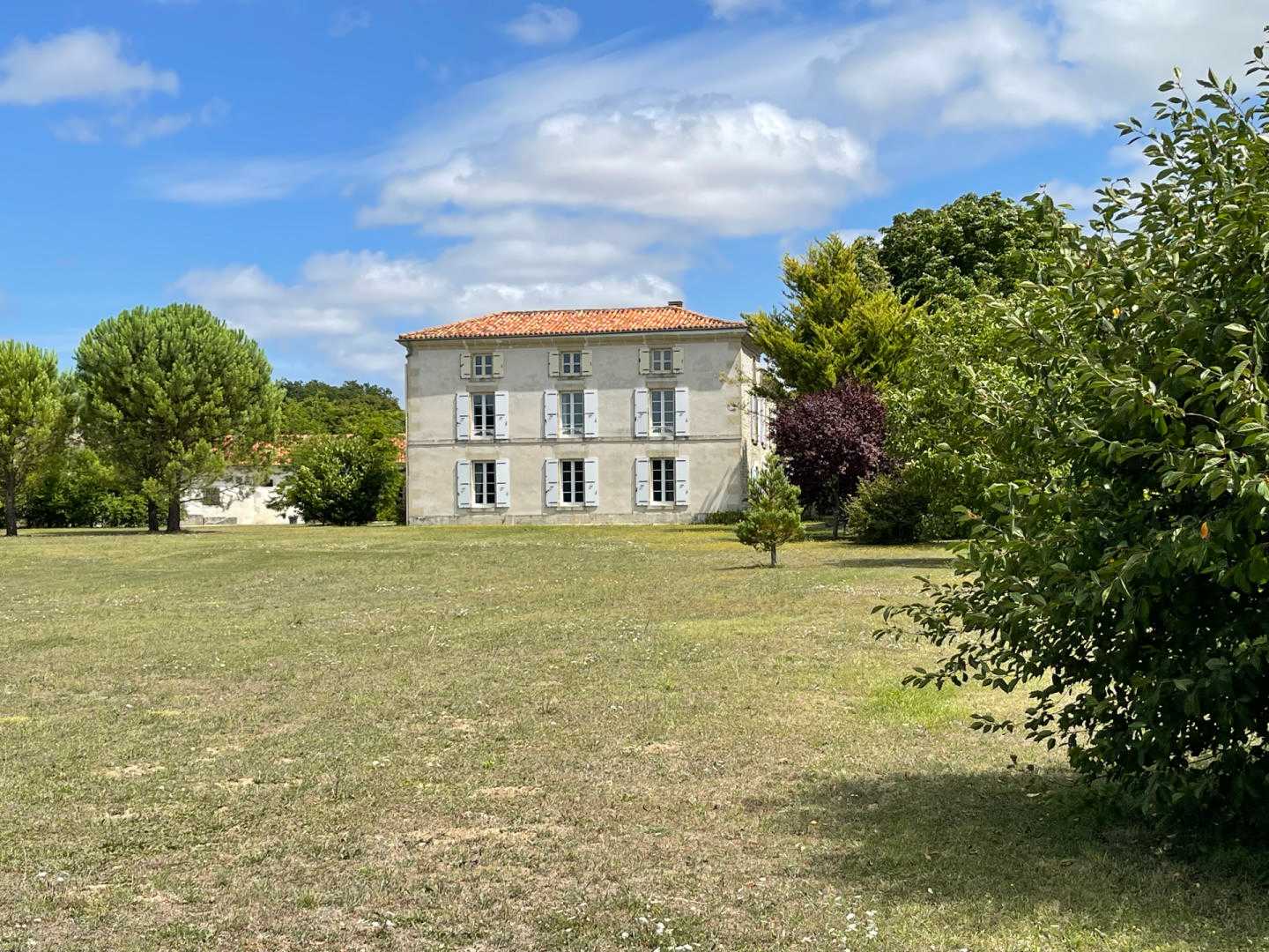 жилой дом в Saint-Savinien, Nouvelle-Aquitaine 12350499