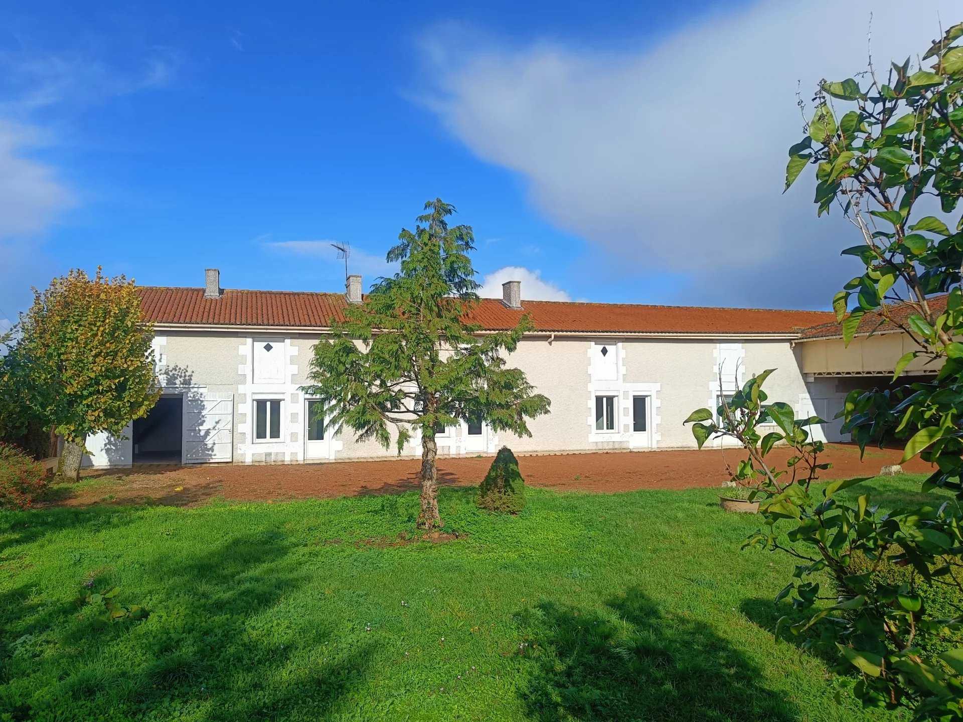 House in Champigny-le-Sec, Nouvelle-Aquitaine 12351377