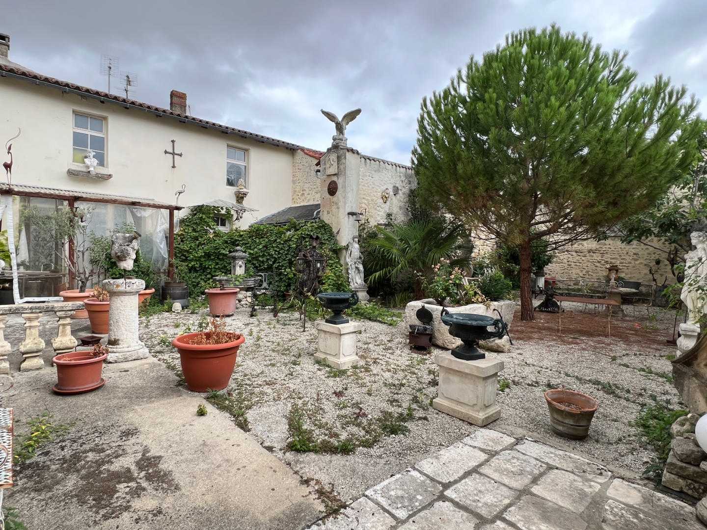 House in Saint-Jean-d'Angely, Nouvelle-Aquitaine 12353345