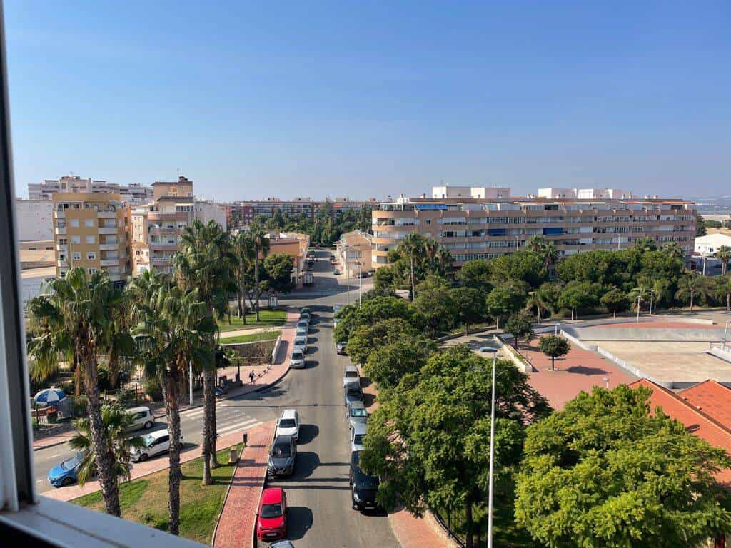Condominium in Torrevieja, Valencian Community 12353654