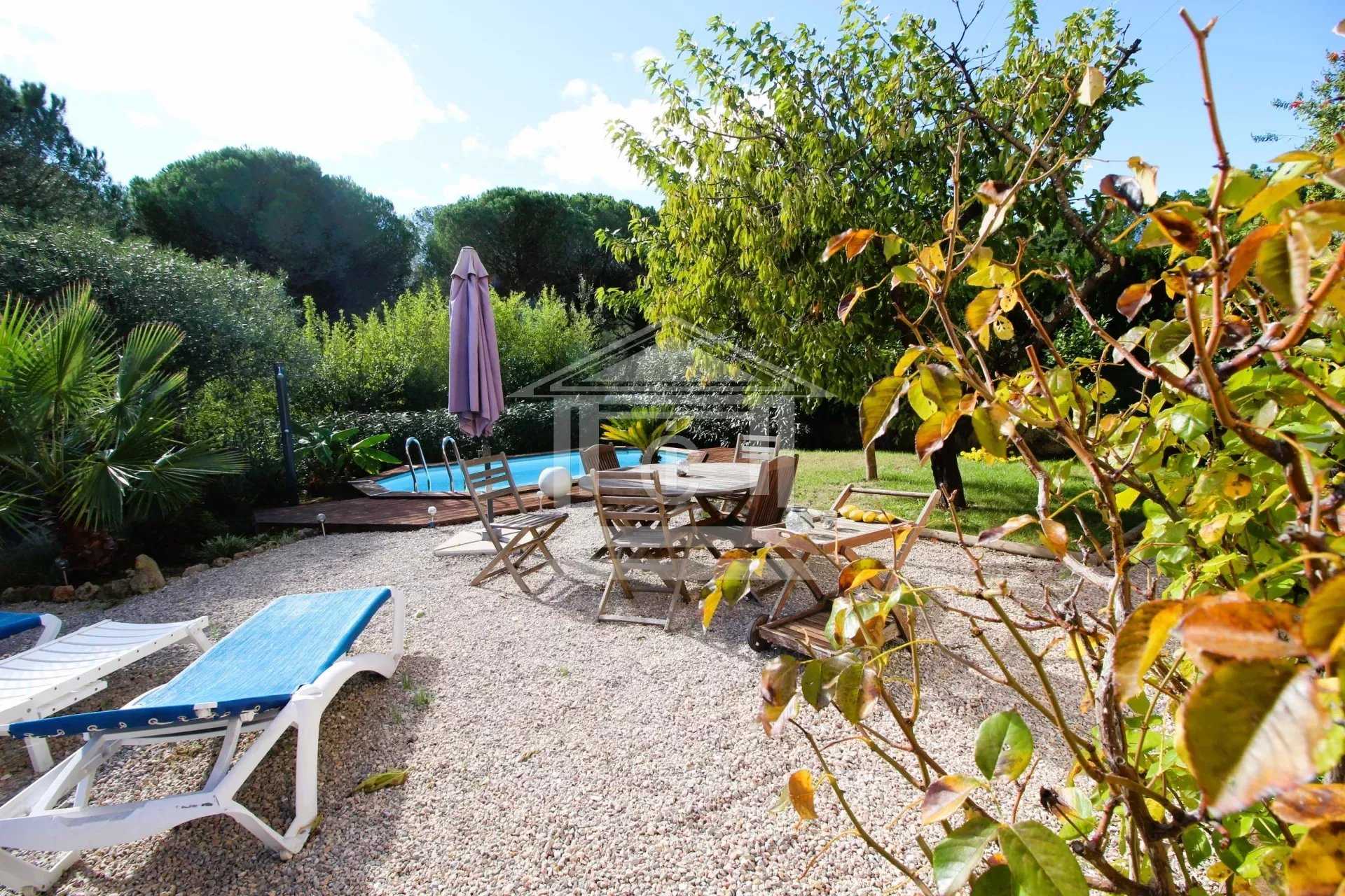 Beberapa Rumah di Frejus, Provence-Alpes-Cote d'Azur 12354736