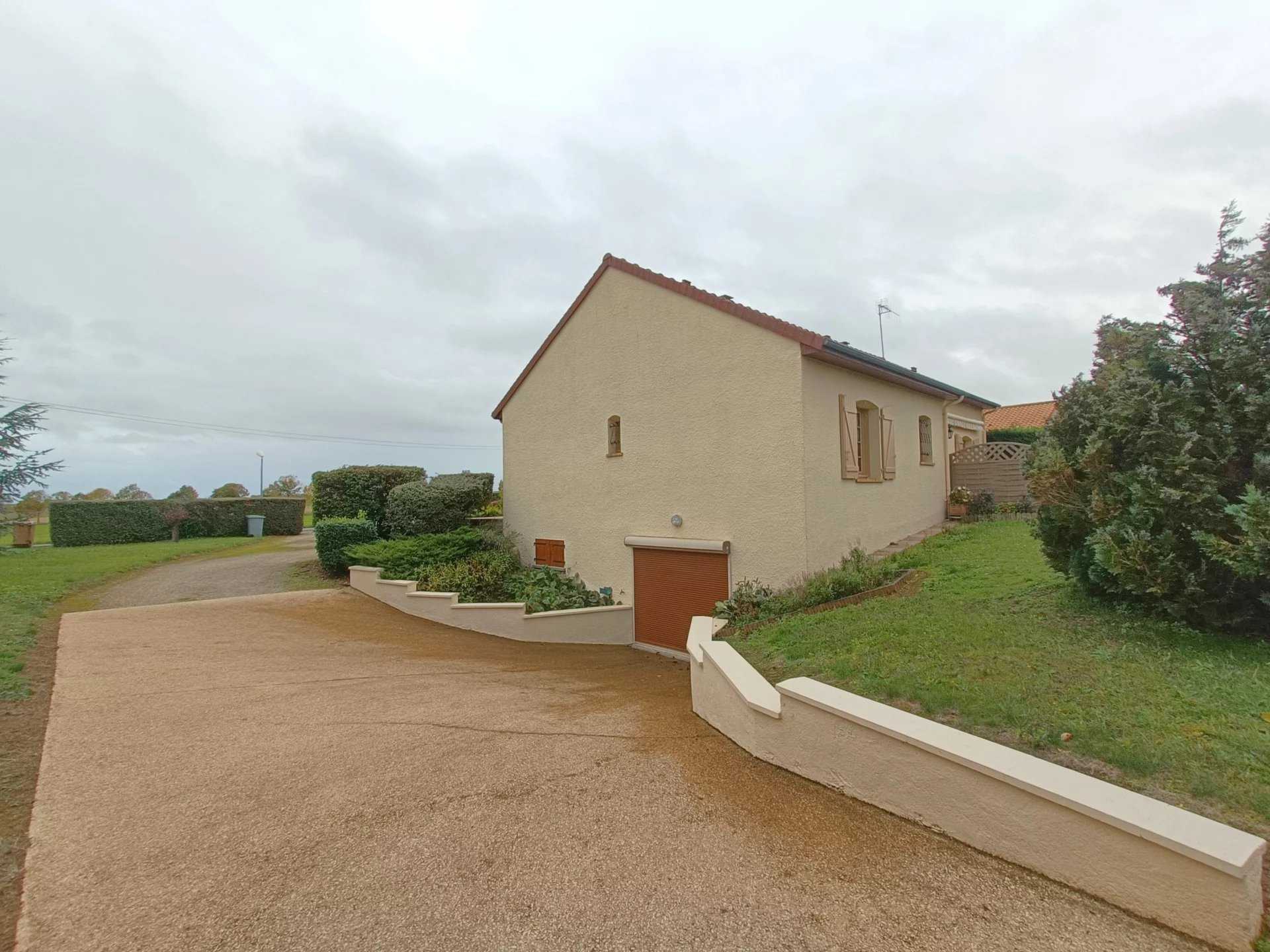 House in Neuville-de-Poitou, Nouvelle-Aquitaine 12354923