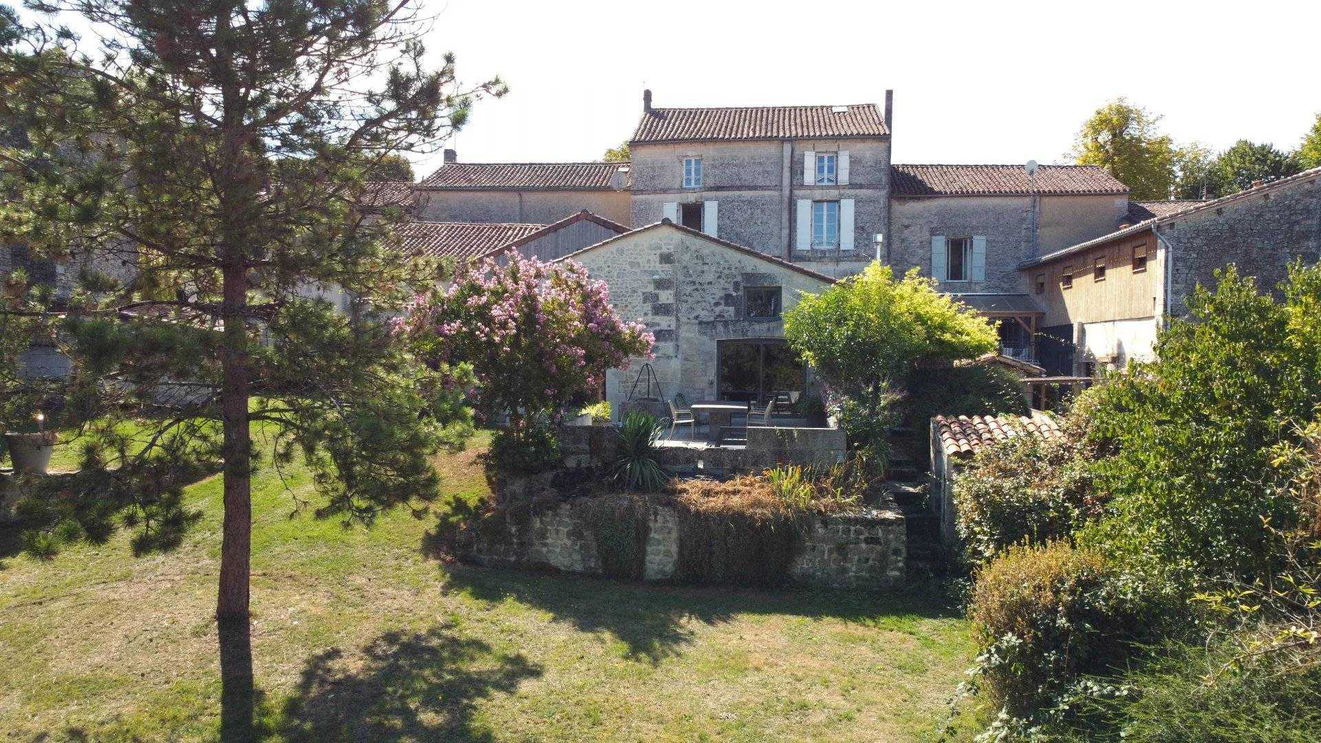 rumah dalam Villebois-Lavalette, Nouvelle-Aquitaine 12355226