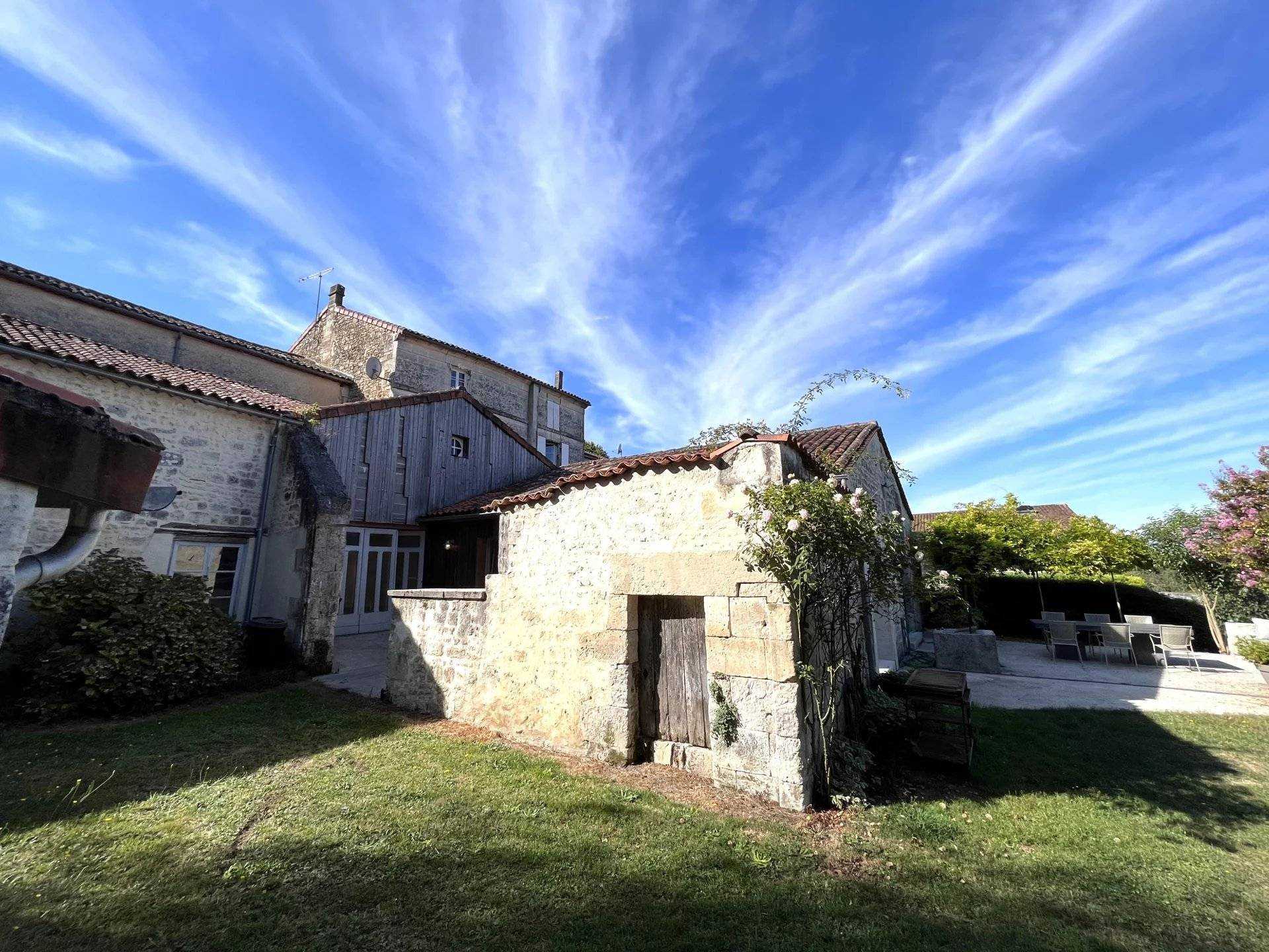 Hus i Villebois-Lavalette, Nouvelle-Aquitaine 12355226