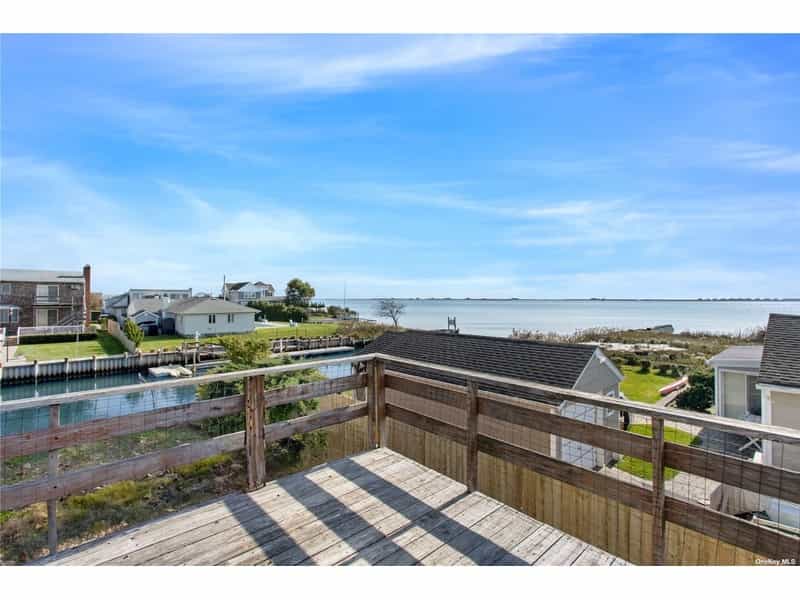House in East Quogue, New York 12364519