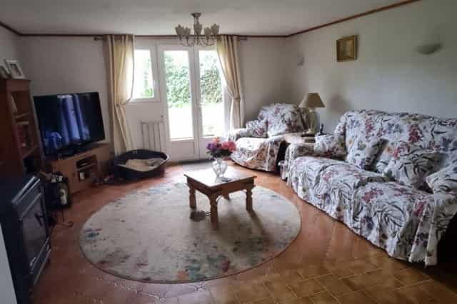 rumah dalam Le Cambout, Bretagne 12372546