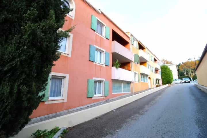 Condominium in Rocbaron, Provence-Alpes-Côte d'Azur 12374934