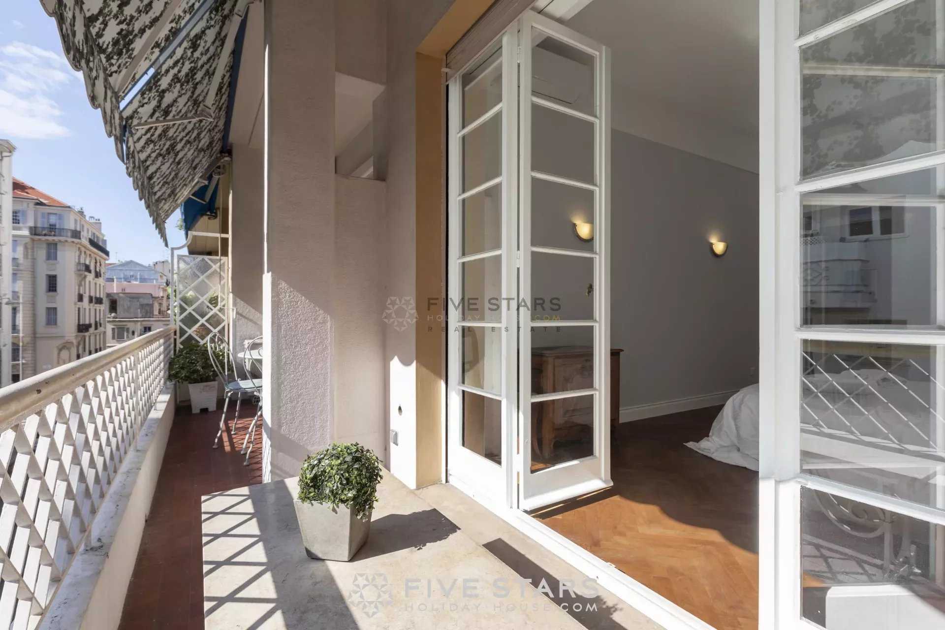 Condominium in Nice, Provence-Alpes-Cote d'Azur 12376342