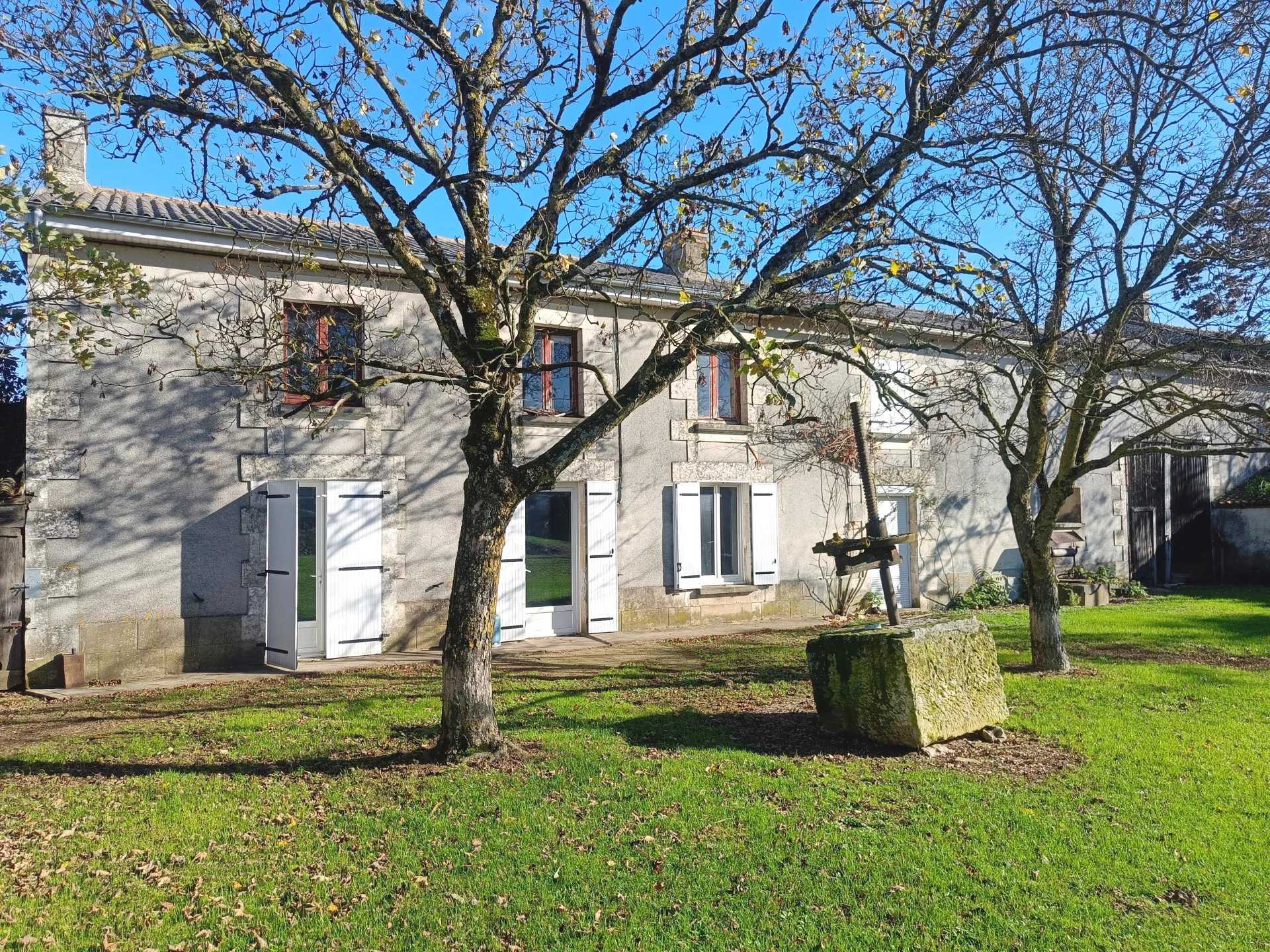 Будинок в Vendeuvre-du-Poitou, Новель-Аквітанія 12376372