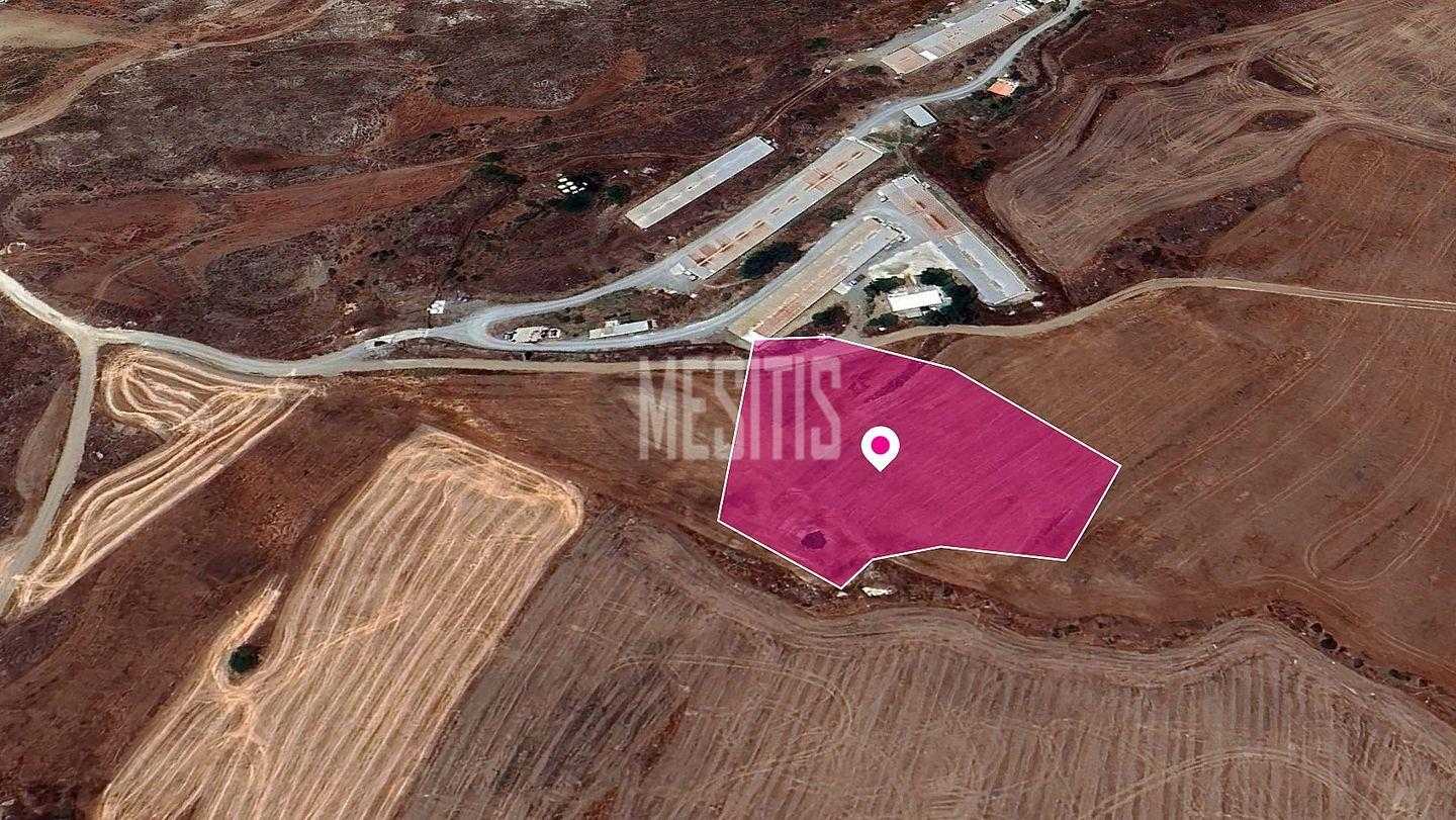 Tanah dalam Agia Varvara, Nicosia 12379167