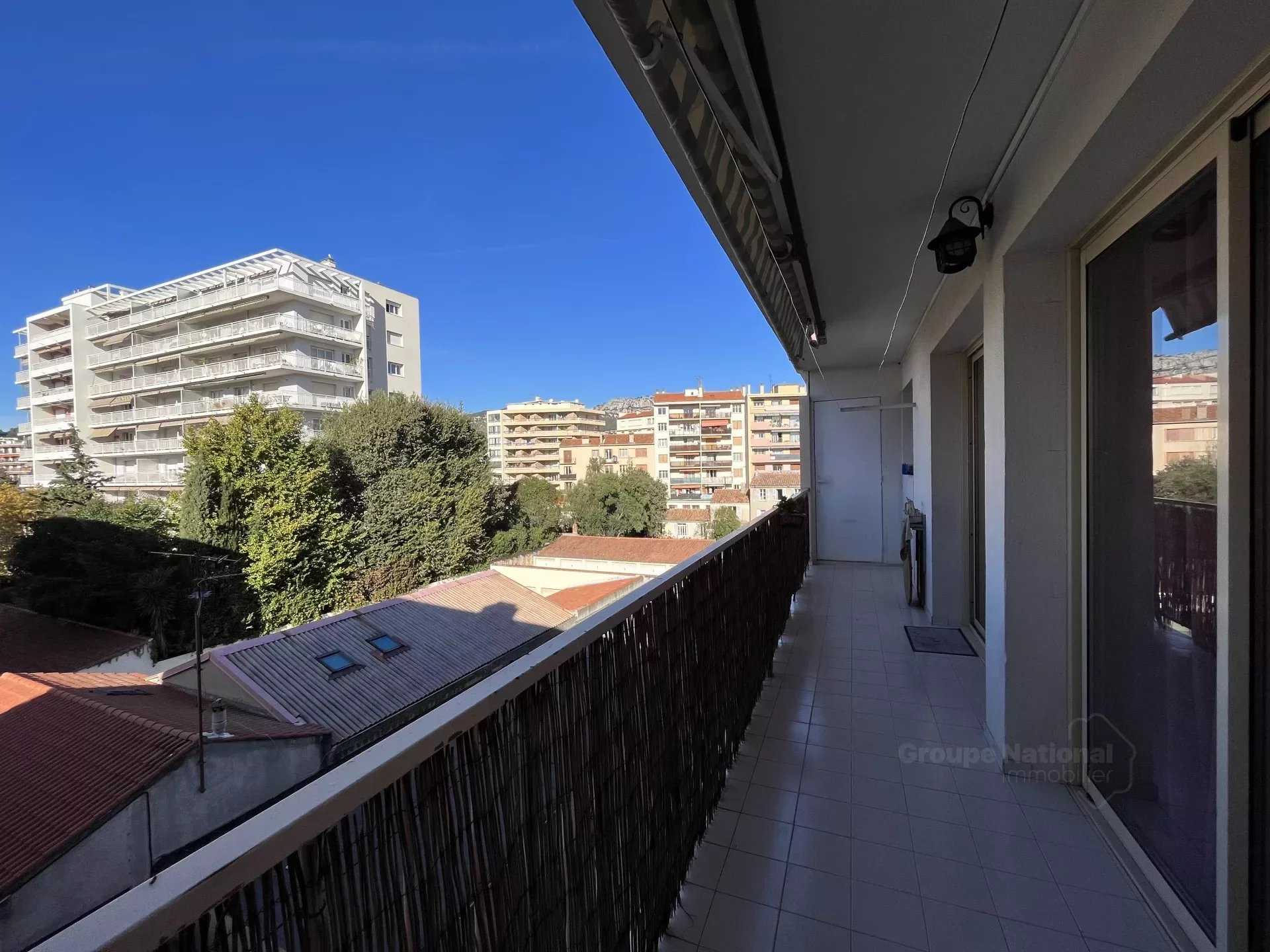 Condominium in Toulon, Provence-Alpes-Côte d'Azur 12381304