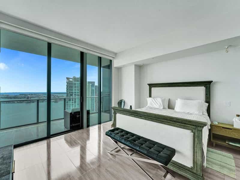 Condominium in Miami, Florida 12381394