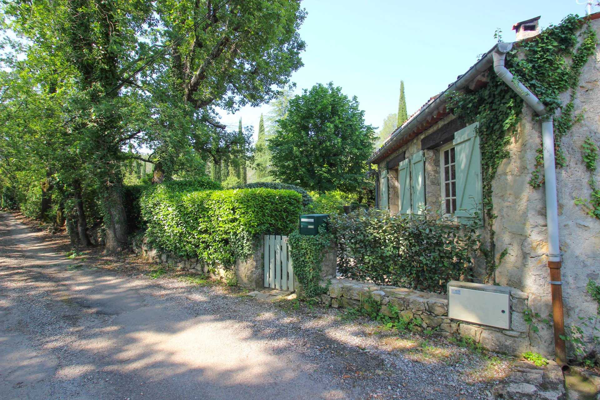 Talo sisään Tourrettes, Provence-Alpes-Côte d'Azur 12382598