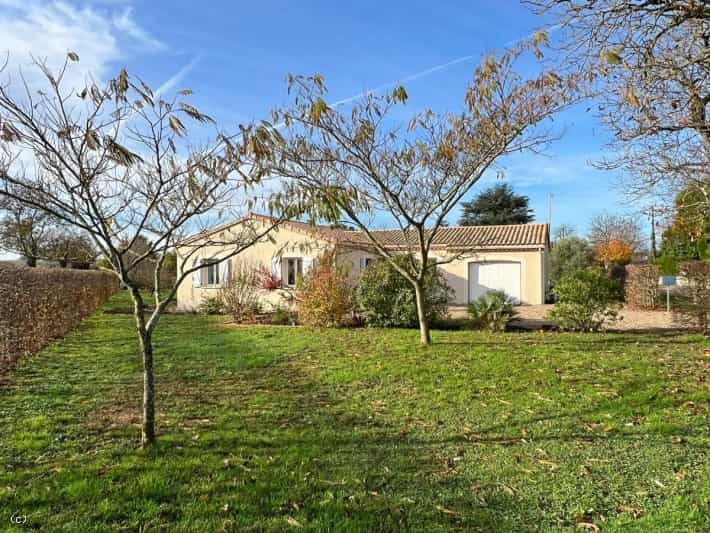House in Verteuil-sur-Charente, Nouvelle-Aquitaine 12386800