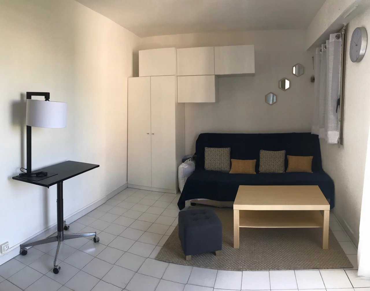 Condominium in Juan-les-Pins, Provence-Alpes-Cote d'Azur 12389043