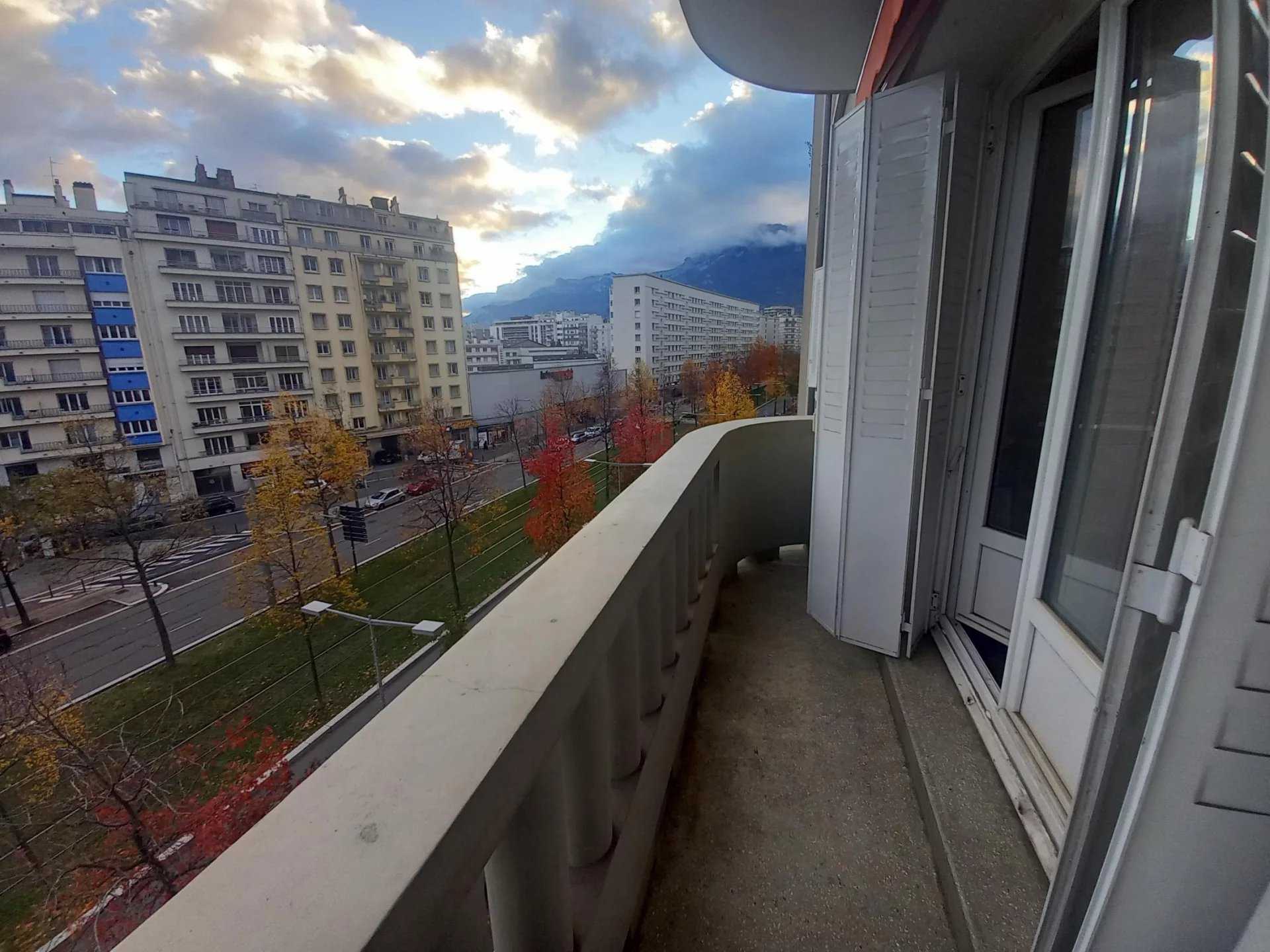 Condominium in Grenoble, Auvergne-Rhone-Alpes 12390829