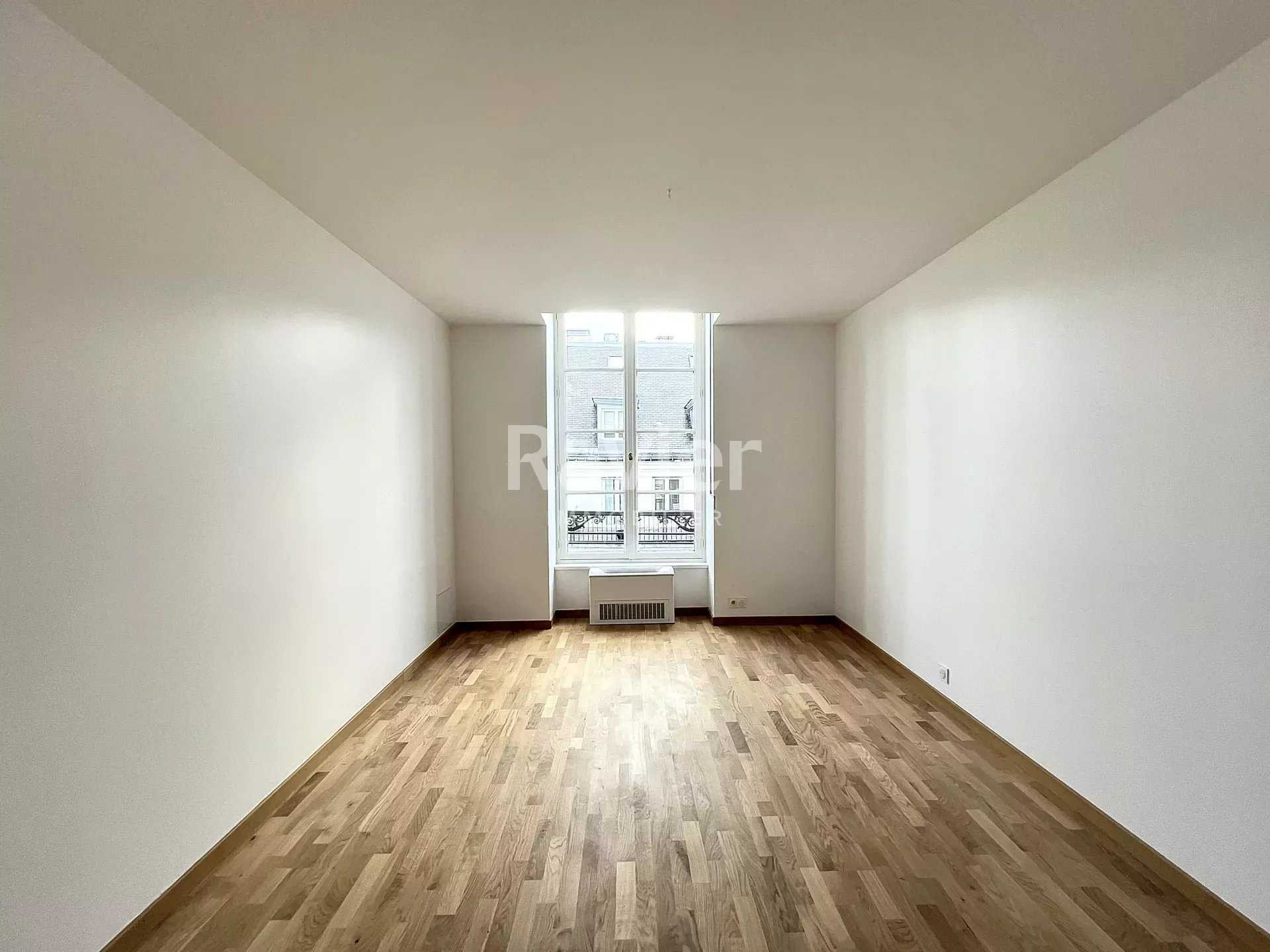 Condominium in Paris, Ile-de-France 12390868