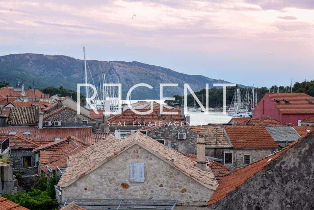 房子 在 Stari Grad, Splitsko-dalmatinska županija 12392272