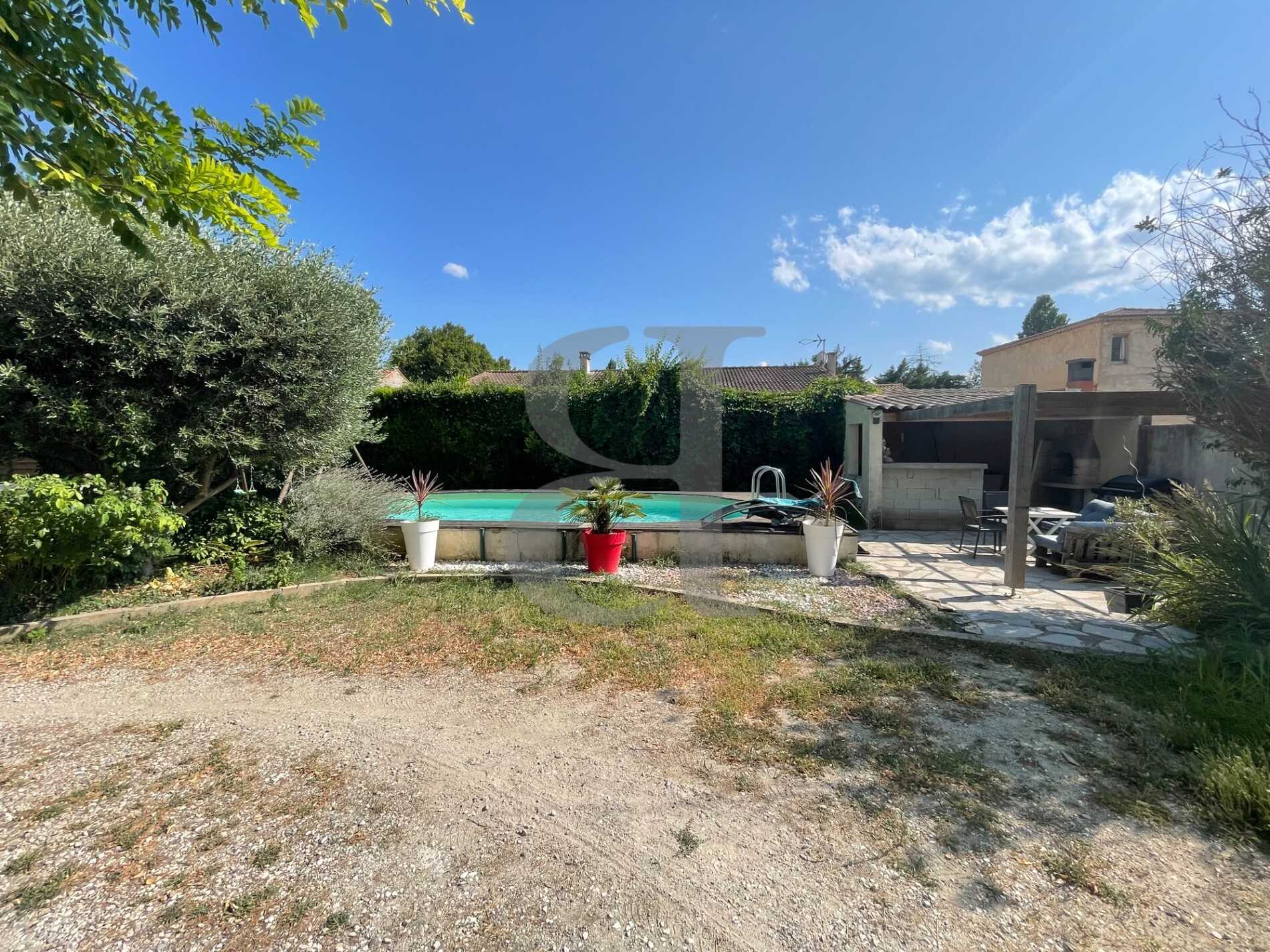 House in Mondragon, Provence-Alpes-Cote d'Azur 12392742