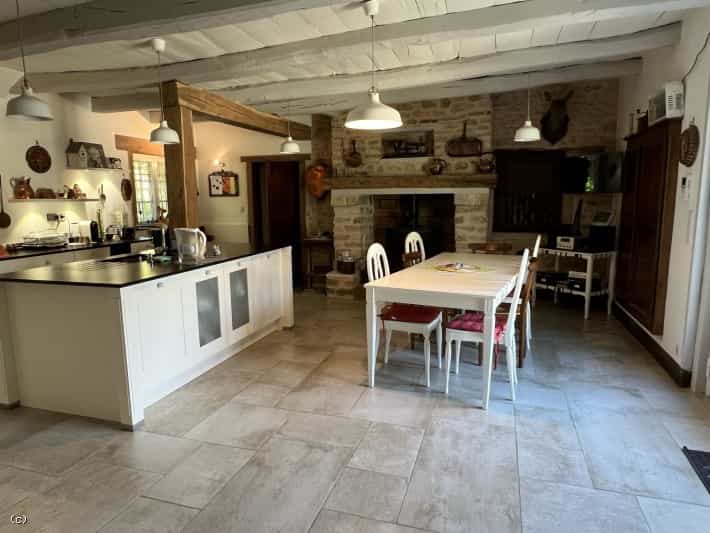 Huis in Chaunay, Nouvelle-Aquitaine 12393600