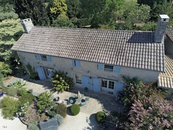 بيت في Chaunay, Nouvelle-Aquitaine 12397492