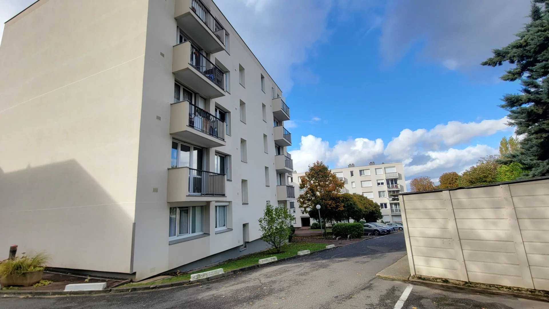 Condominium in Noisy-le-Grand, Ile-de-France 12397828