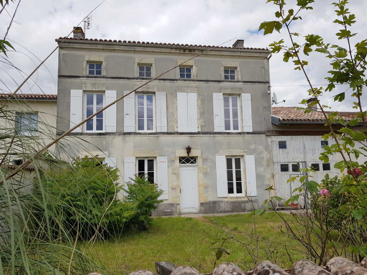 Huis in Saint-Jean-d'Angely, Nouvelle-Aquitanië 12399678