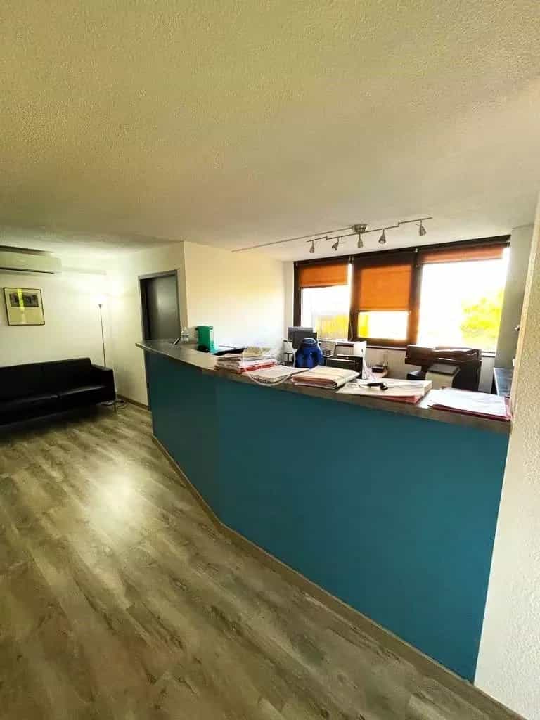 Office in Frejus, Provence-Alpes-Cote d'Azur 12400170