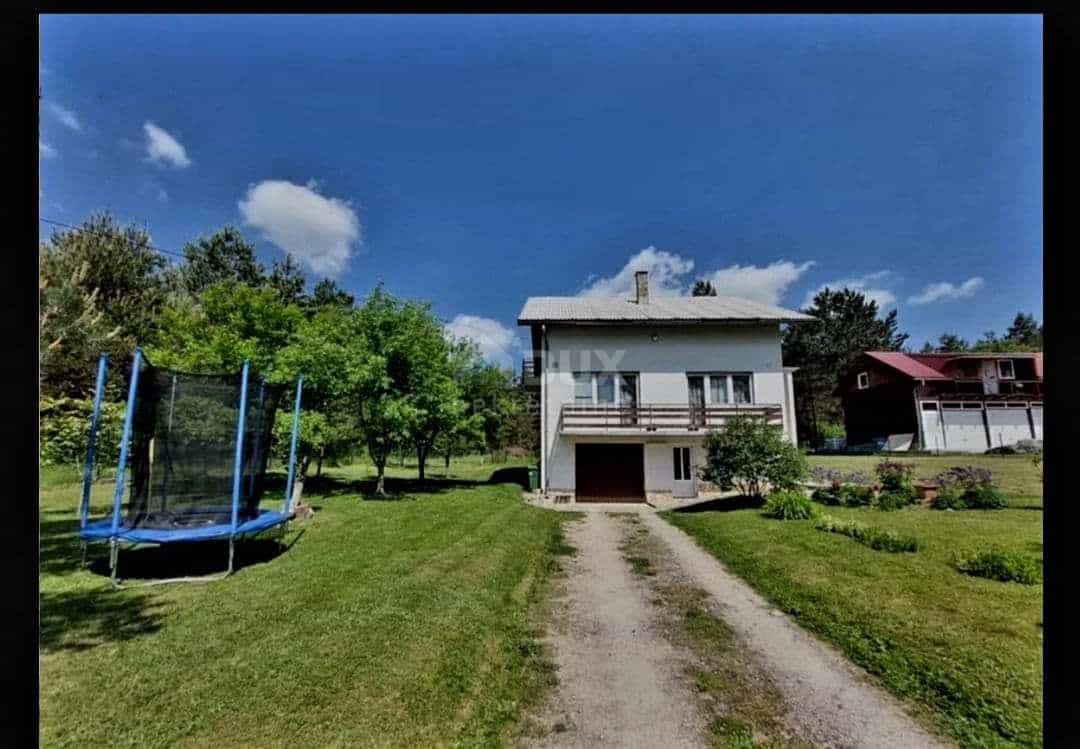 房子 在 Korenica, Licko-Senjska Zupanija 12400387