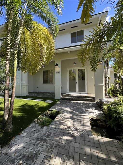 公寓 在 Coral Terrace, Florida 12402203
