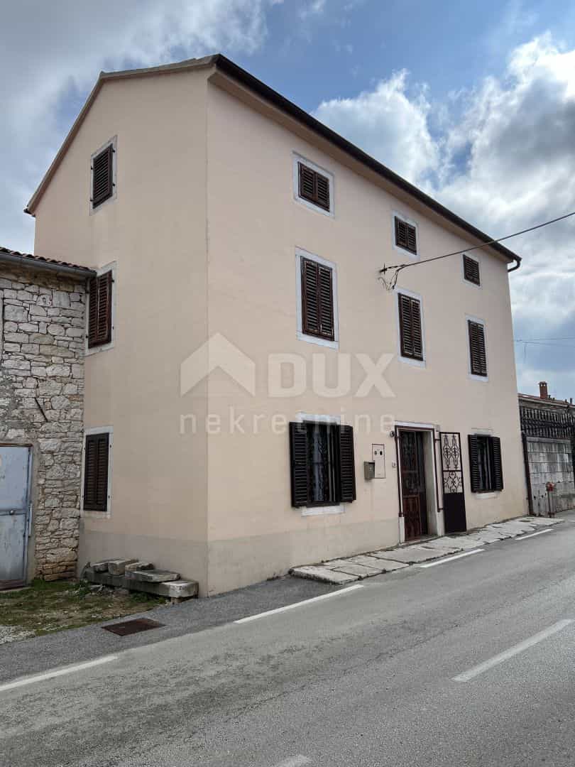 casa en Sveti Lovrec Pazenaticki, Istarska Županija 12404701