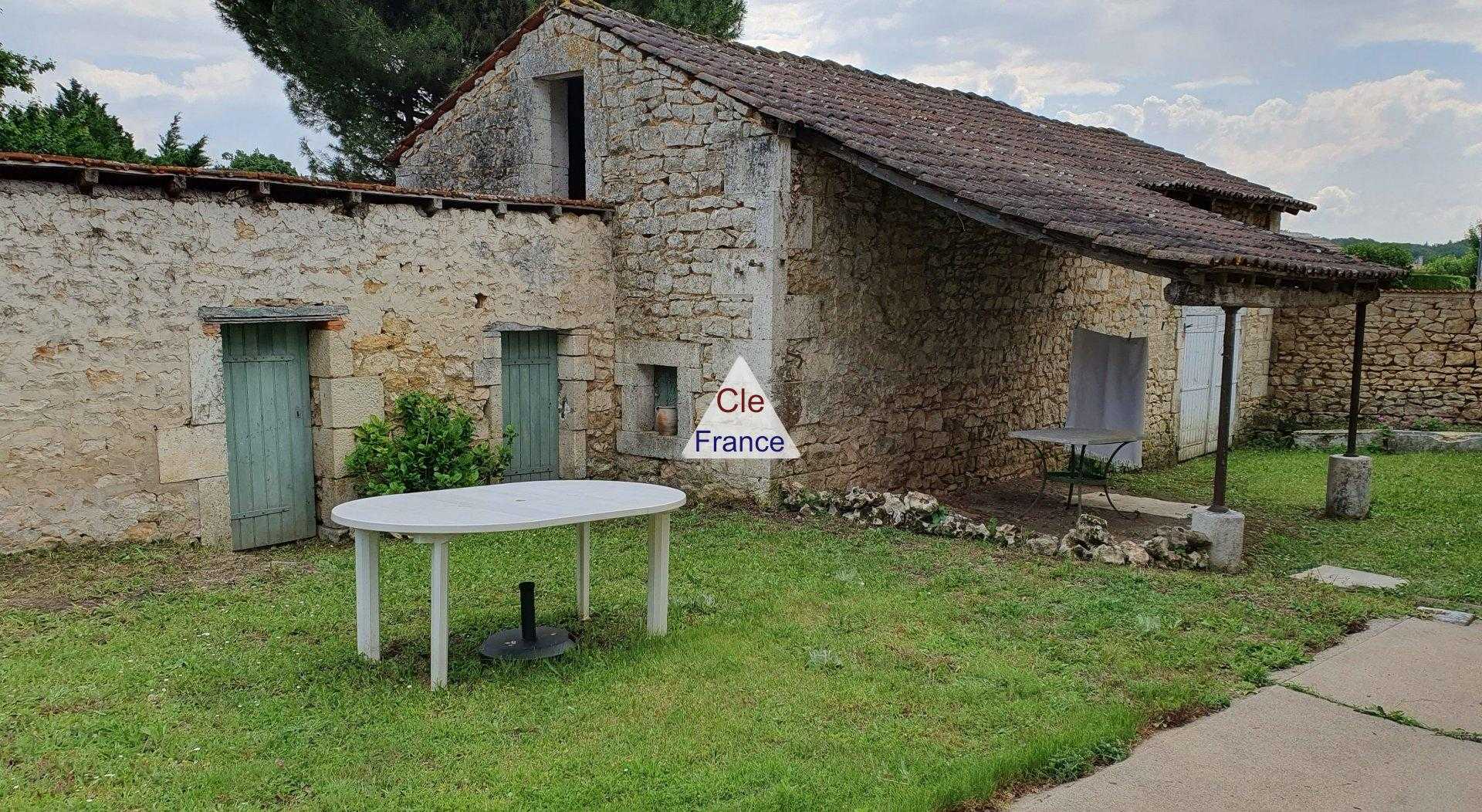 Rumah di Chazelles, Nouvelle-Aquitaine 12406651