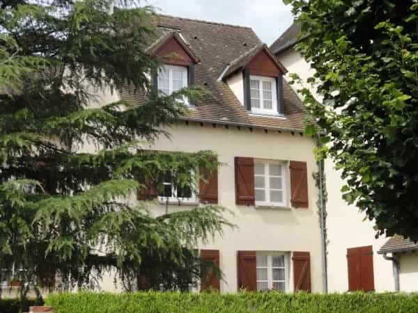 Condominium in Senonches, Centre-Val de Loire 12407565