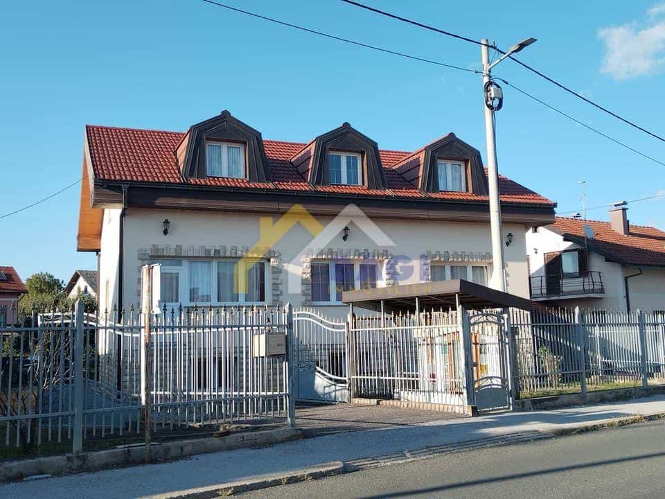 房子 在 Jastrebarsko, Zagrebacka Zupanija 12408328