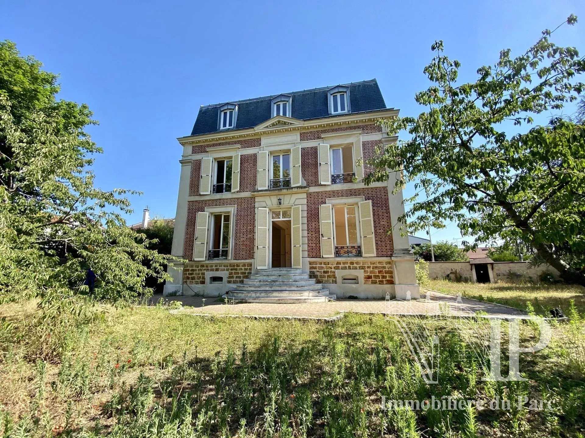 House in Chatou, Ile-de-France 12410691