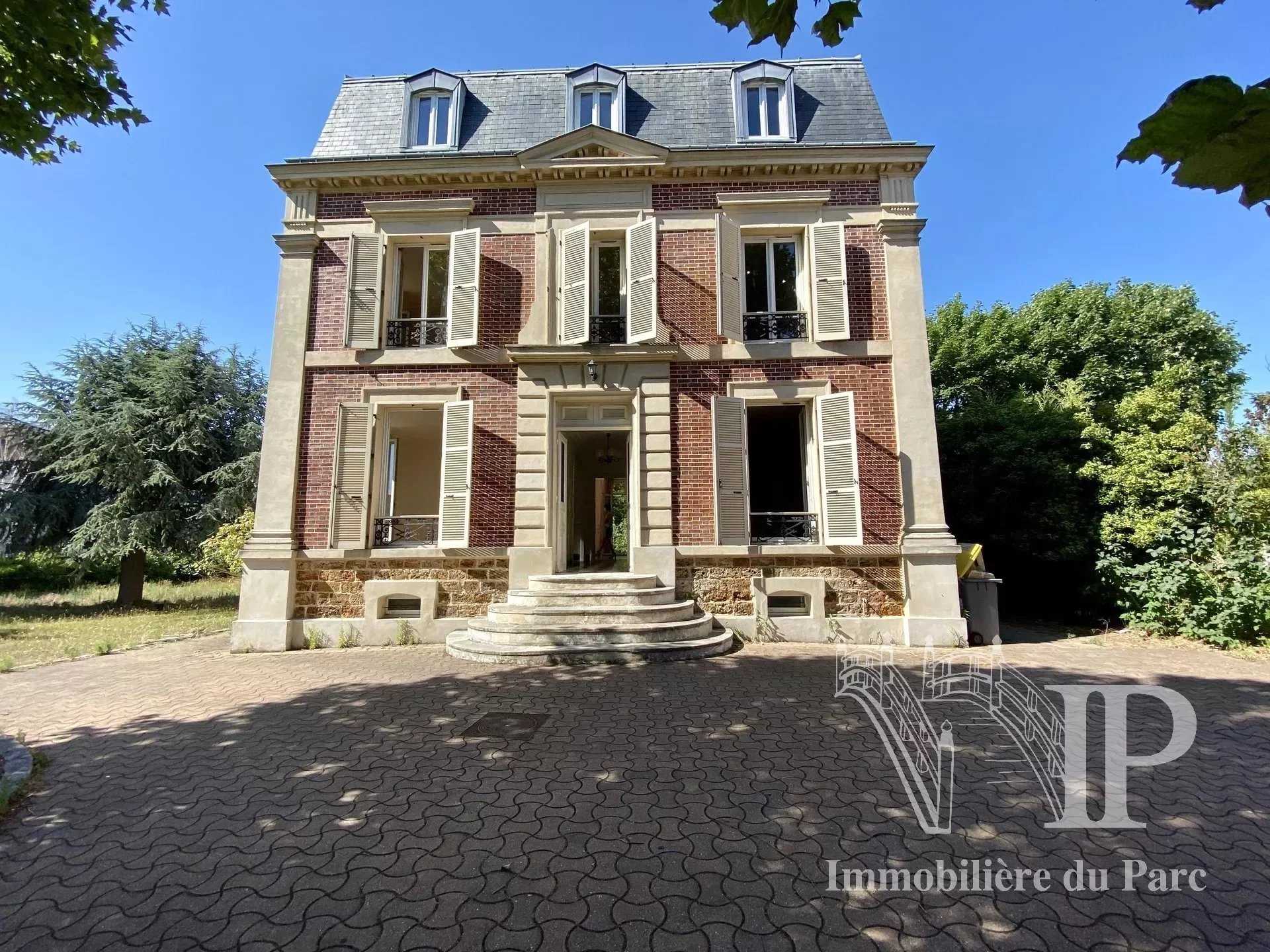 House in Chatou, Ile-de-France 12410691