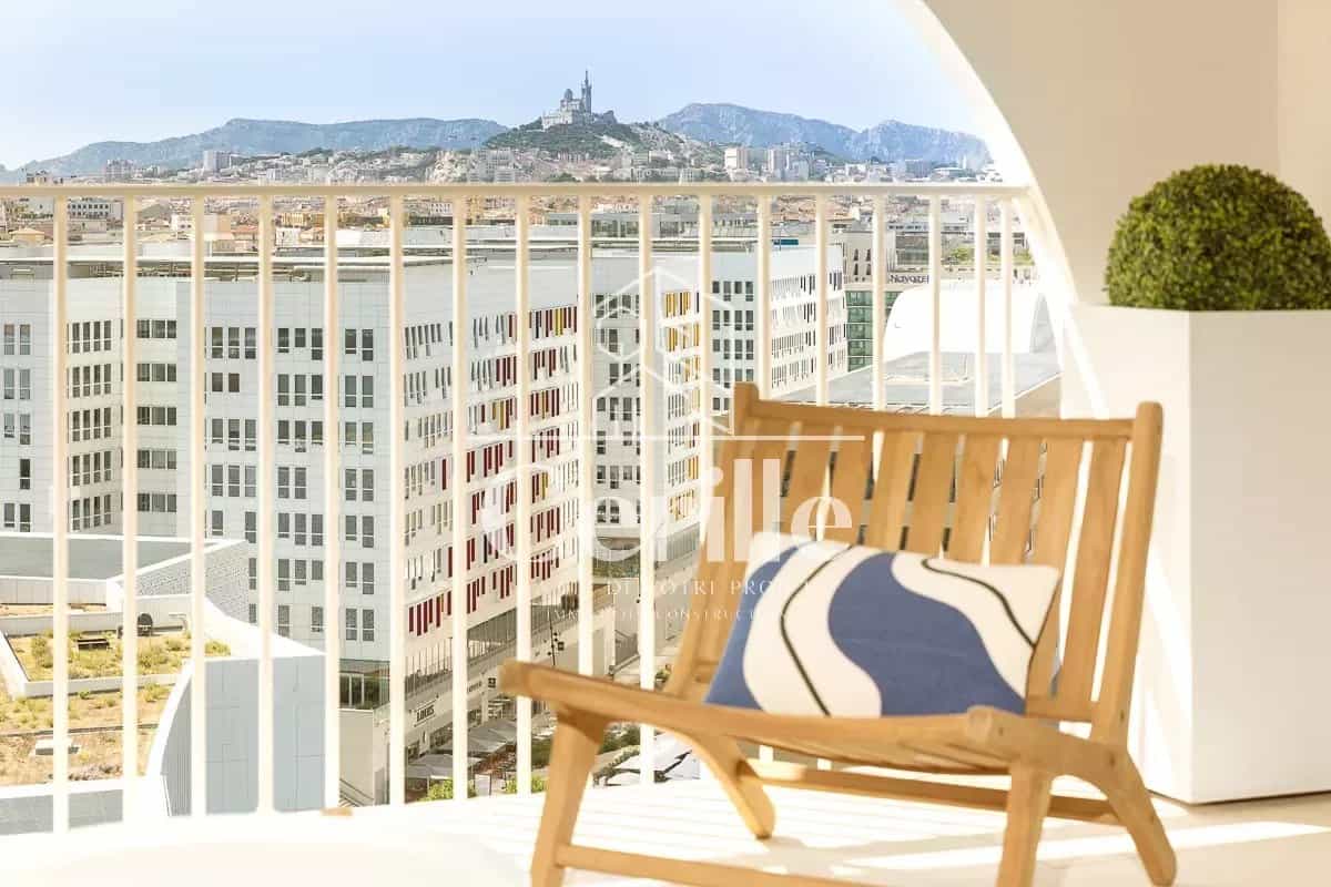 Condominium in Marseille, Provence-Alpes-Cote d'Azur 12410725