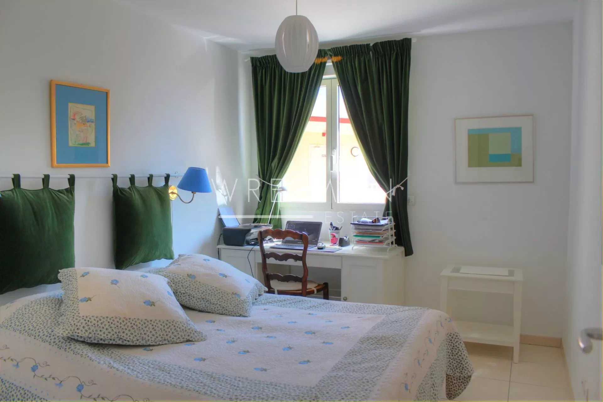 公寓 在 Mandelieu-la-Napoule, Alpes-Maritimes 12415047