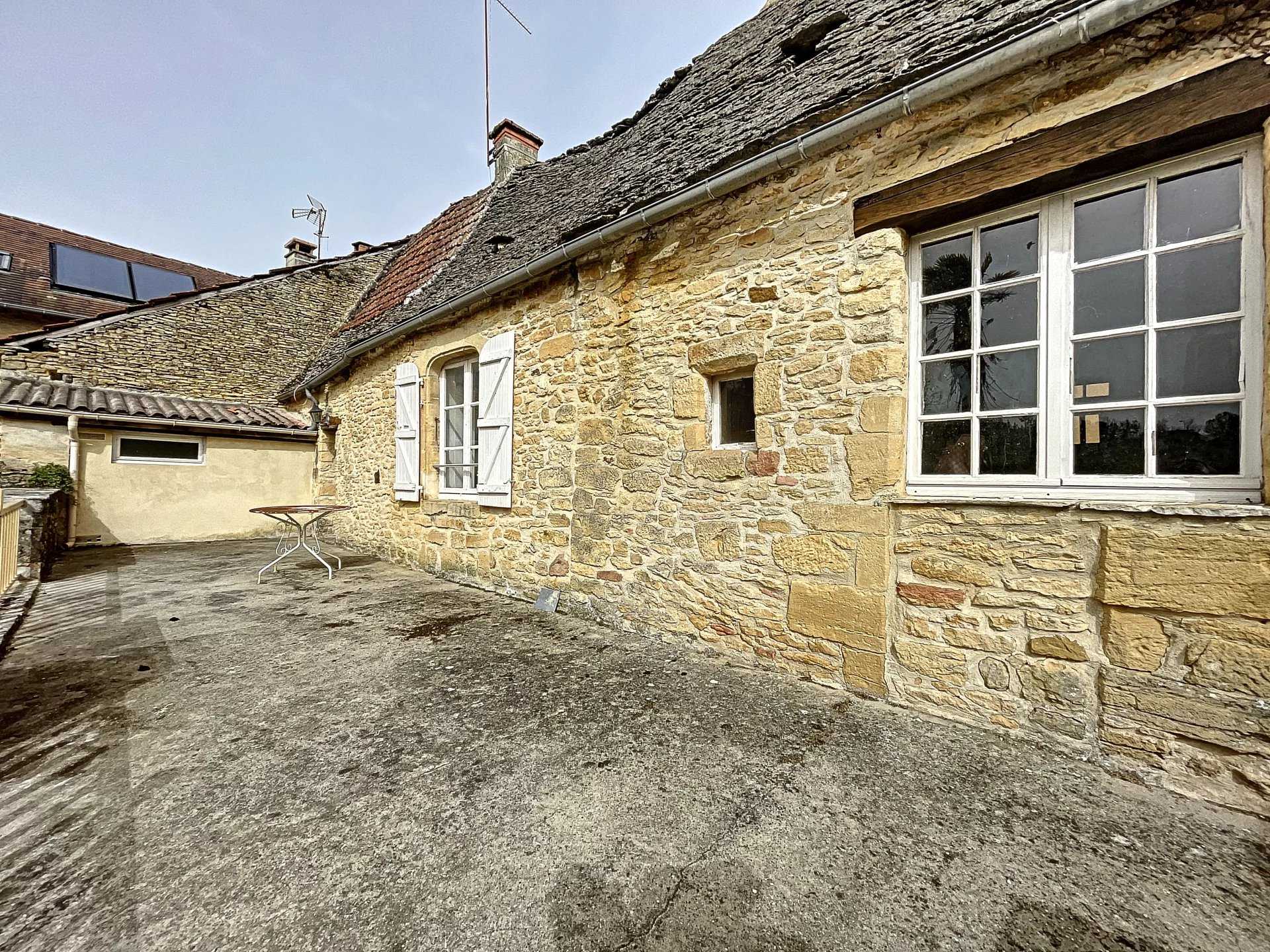 House in Sarlat-la-Caneda, Nouvelle-Aquitaine 12417429