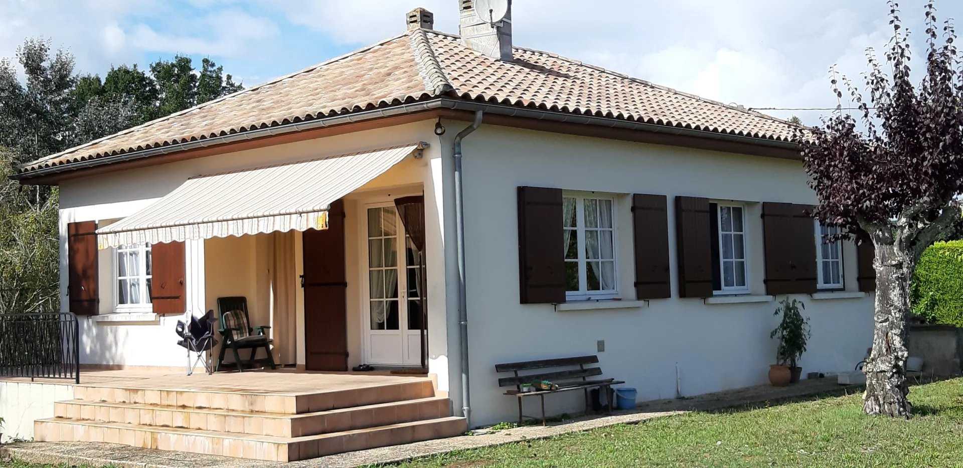 房子 在 Villeneuve-de-Duras, Nouvelle-Aquitaine 12417505